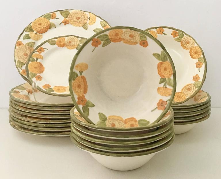 1960'S Ceramic Metlox "Zinnia" Dinnerware Set of 22 Pieces For Sale at