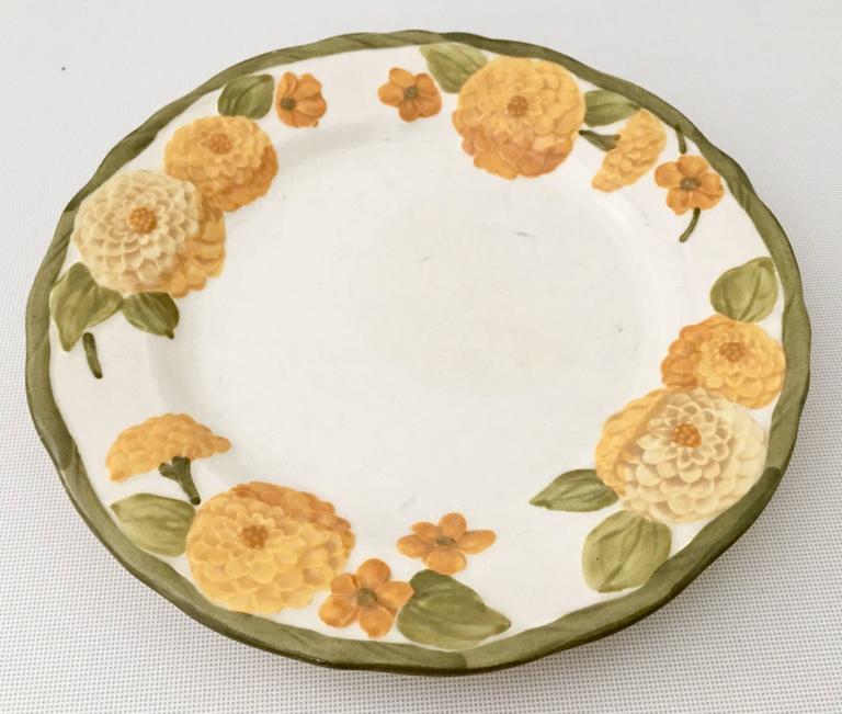1960'S Ceramic Metlox "Zinnia" Dinnerware Set of 22 Pieces For Sale at