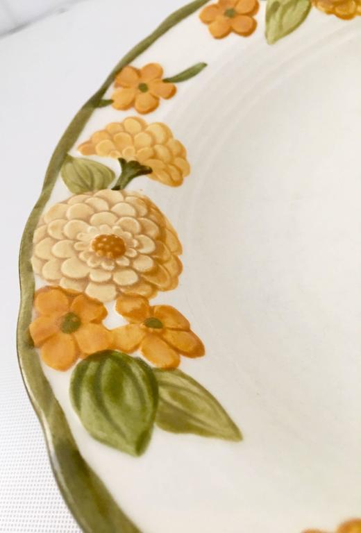 1960'S Ceramic Metlox "Zinnia" Dinnerware Set of 22 Pieces For Sale at