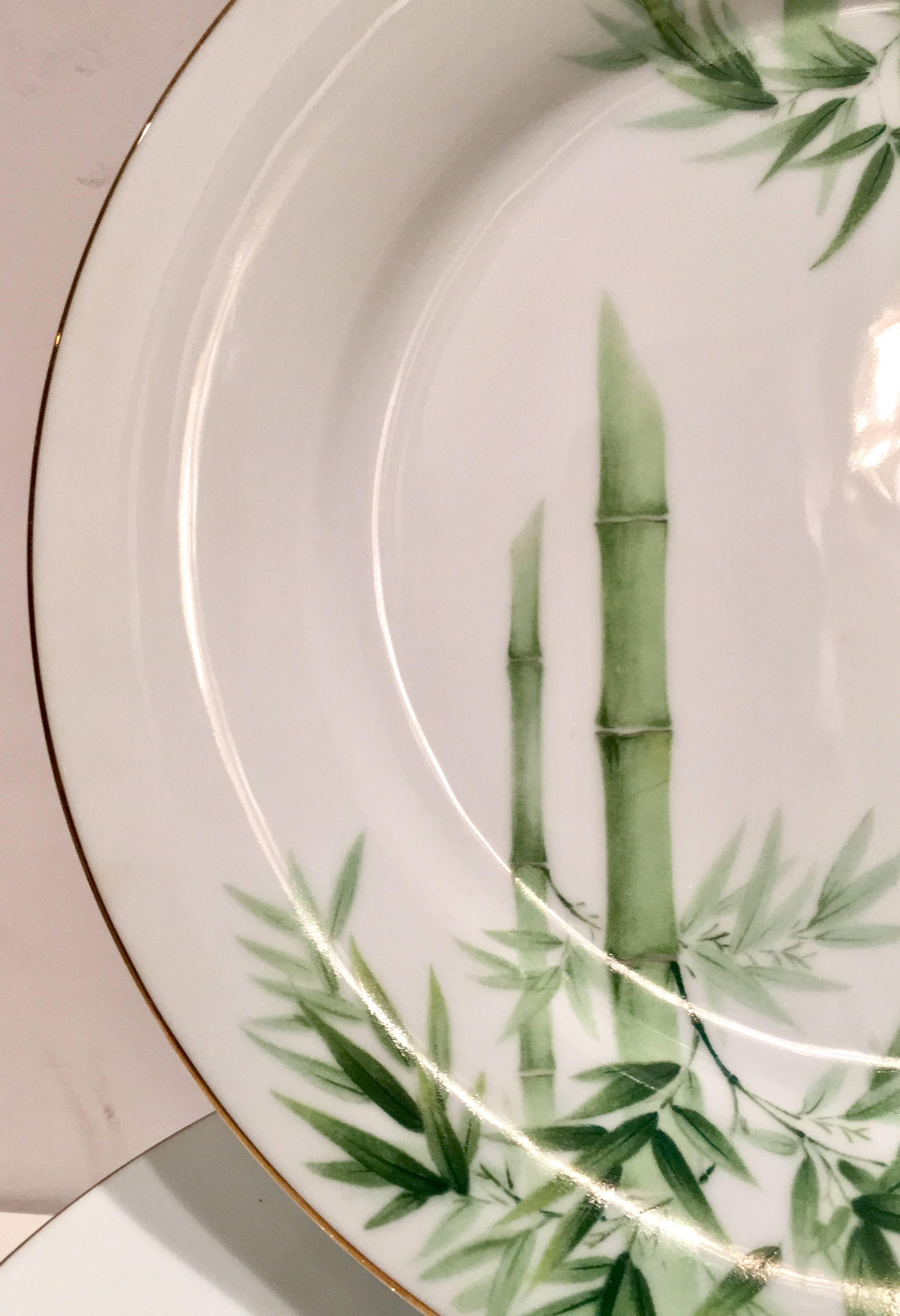 20ième siècle Vieille porcelaine japonaise en bambou vert et bordures dorées:: ensemble de 23 pièces