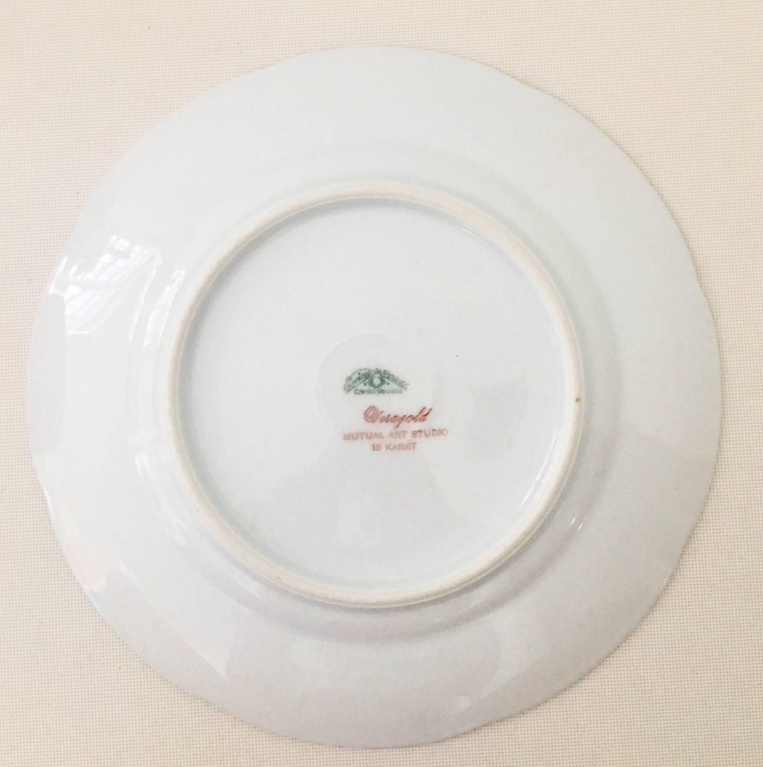 1930s Porcelain and 18-Karat Gold Dinnerware Set of 31 Pieces 3