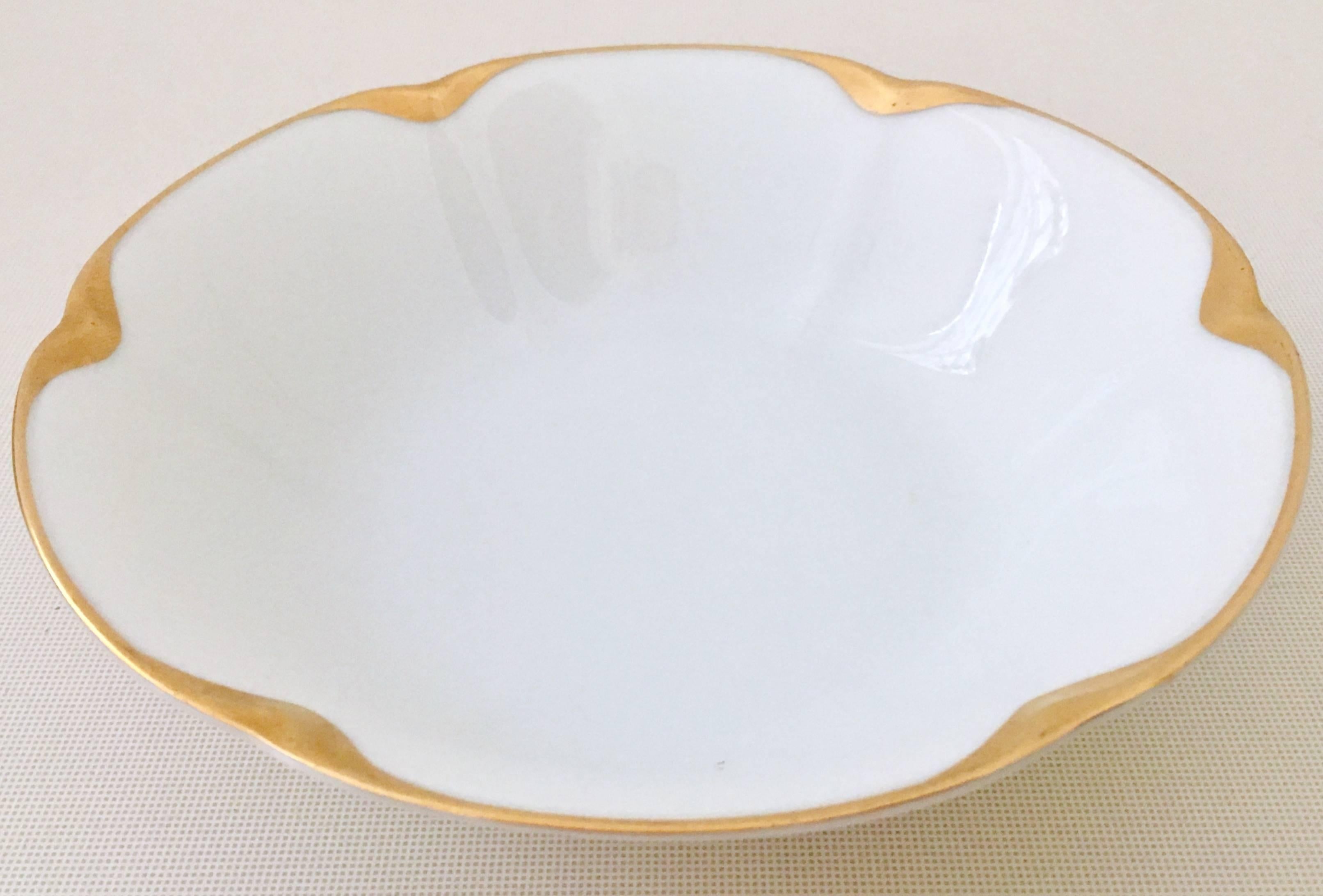 1930s Porcelain and 18-Karat Gold Dinnerware Set of 31 Pieces In Excellent Condition In West Palm Beach, FL