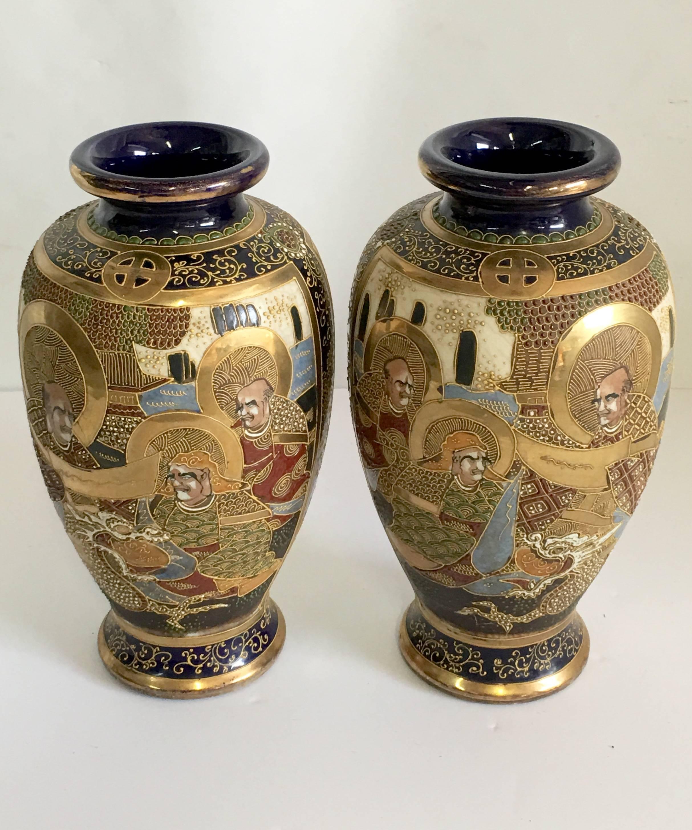 Japonisme Paire de vases japonais Moriage Cobalr de Satsuma, signés