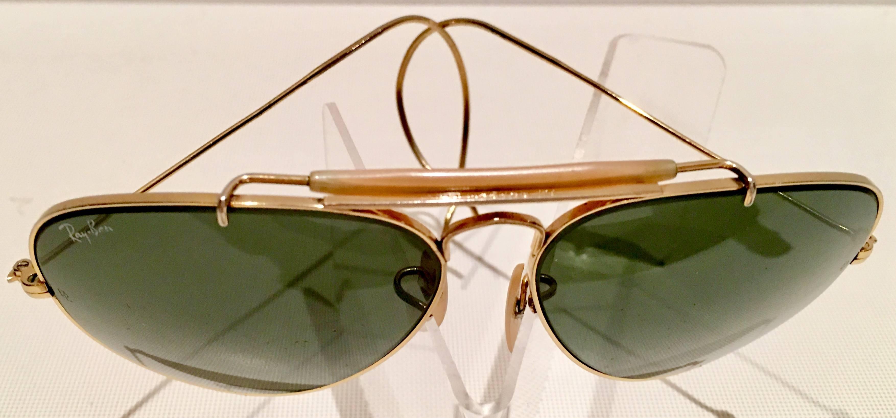 1960s Ray Ban Classic Pilot's Aviator Gold Plate Sunglasses In Excellent Condition In West Palm Beach, FL
