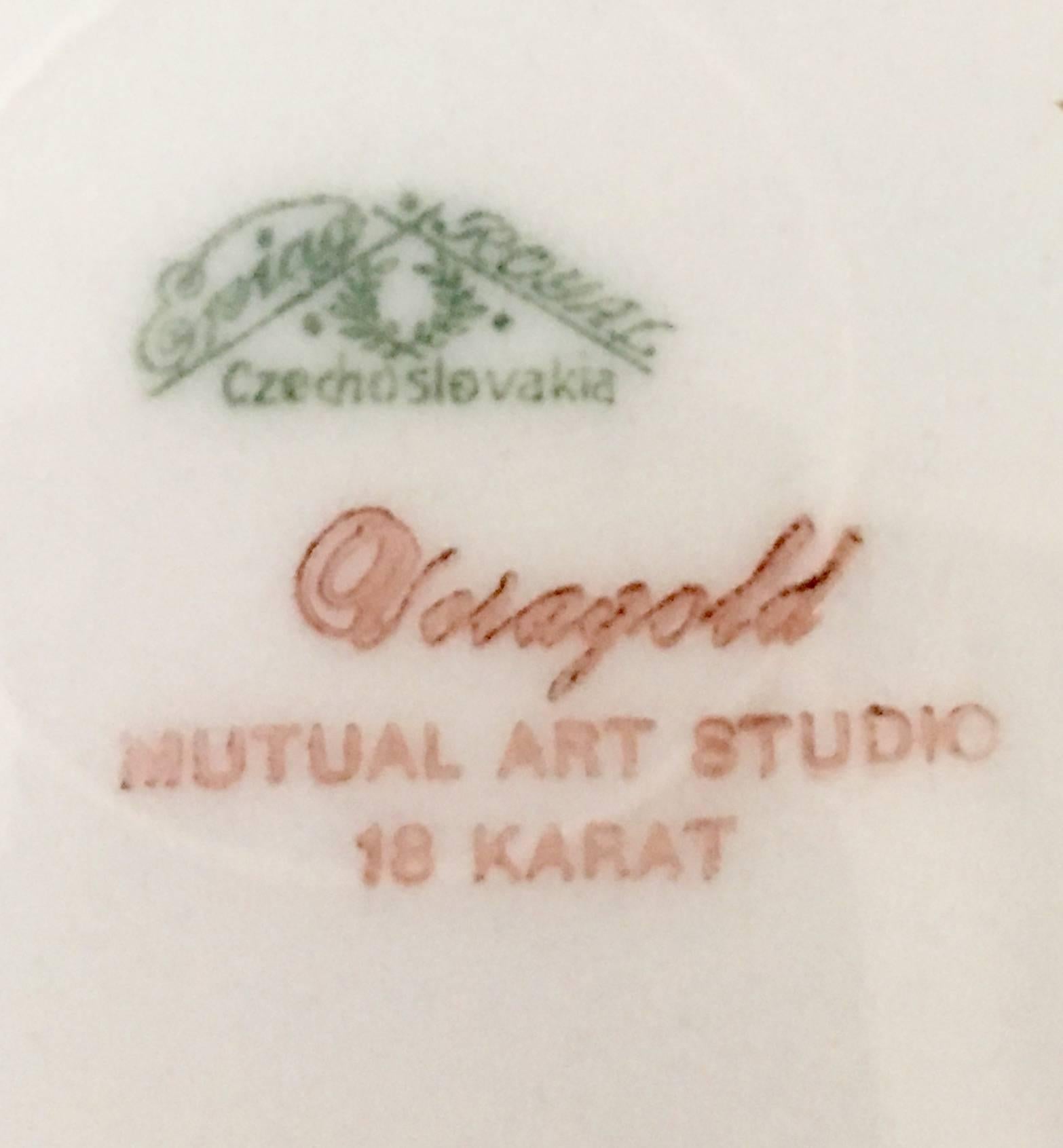 1930s Porcelain and 18-Karat Gold Dinnerware Set of 31 Pieces 4