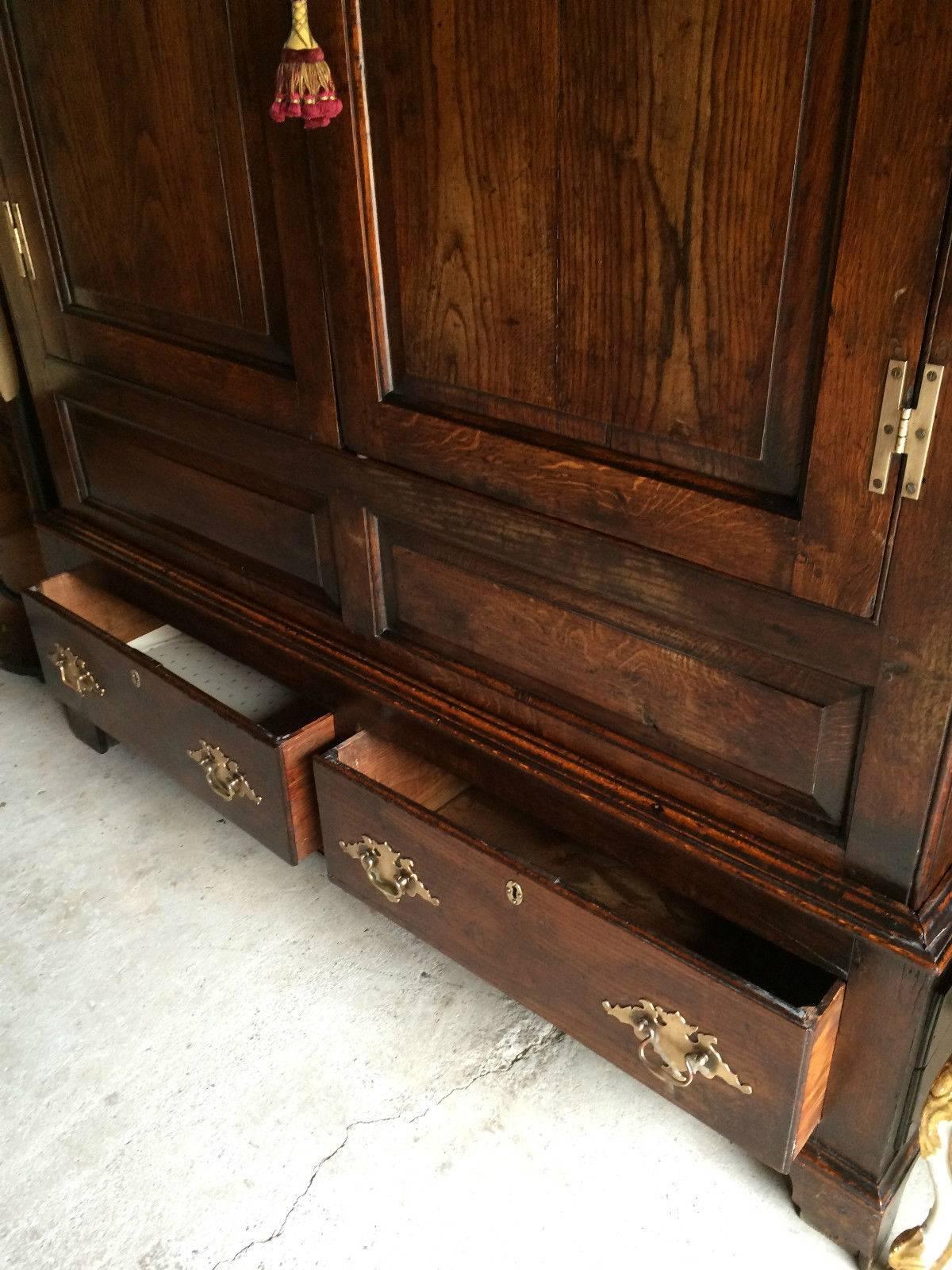 Antique Wardrobe Armoire Cupboard Solid Oak 18th Century George III In Good Condition In Longdon, Tewkesbury