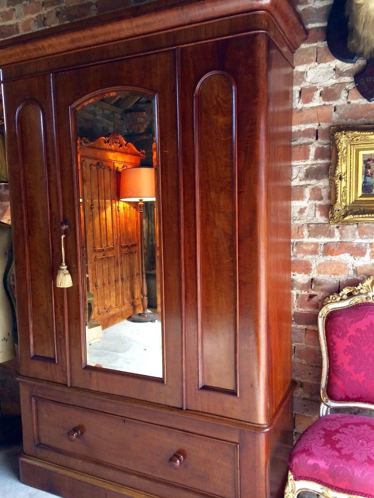 Antique Single Wardrobe Victorian 19th Century Mahogany Mirror In Excellent Condition In Longdon, Tewkesbury