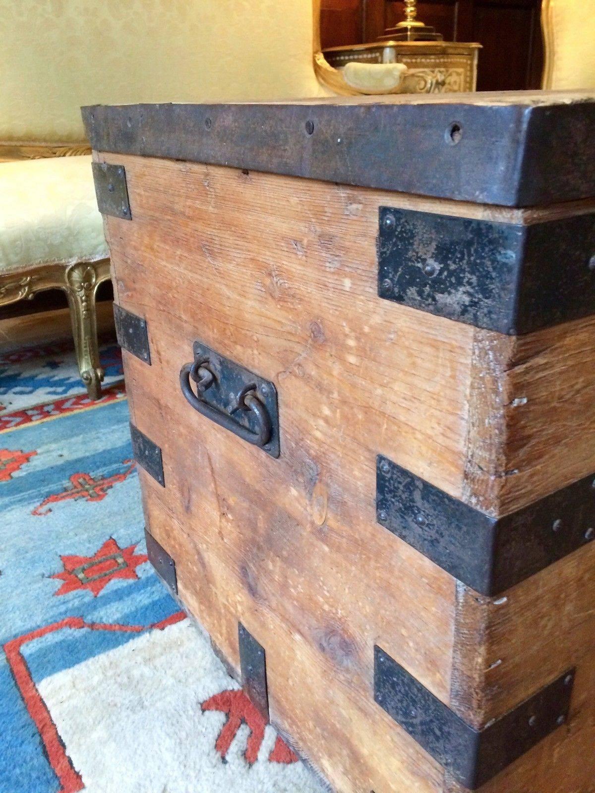 Vintage Pine Bound Box Trunk Chest Coffee Table In Good Condition In Longdon, Tewkesbury