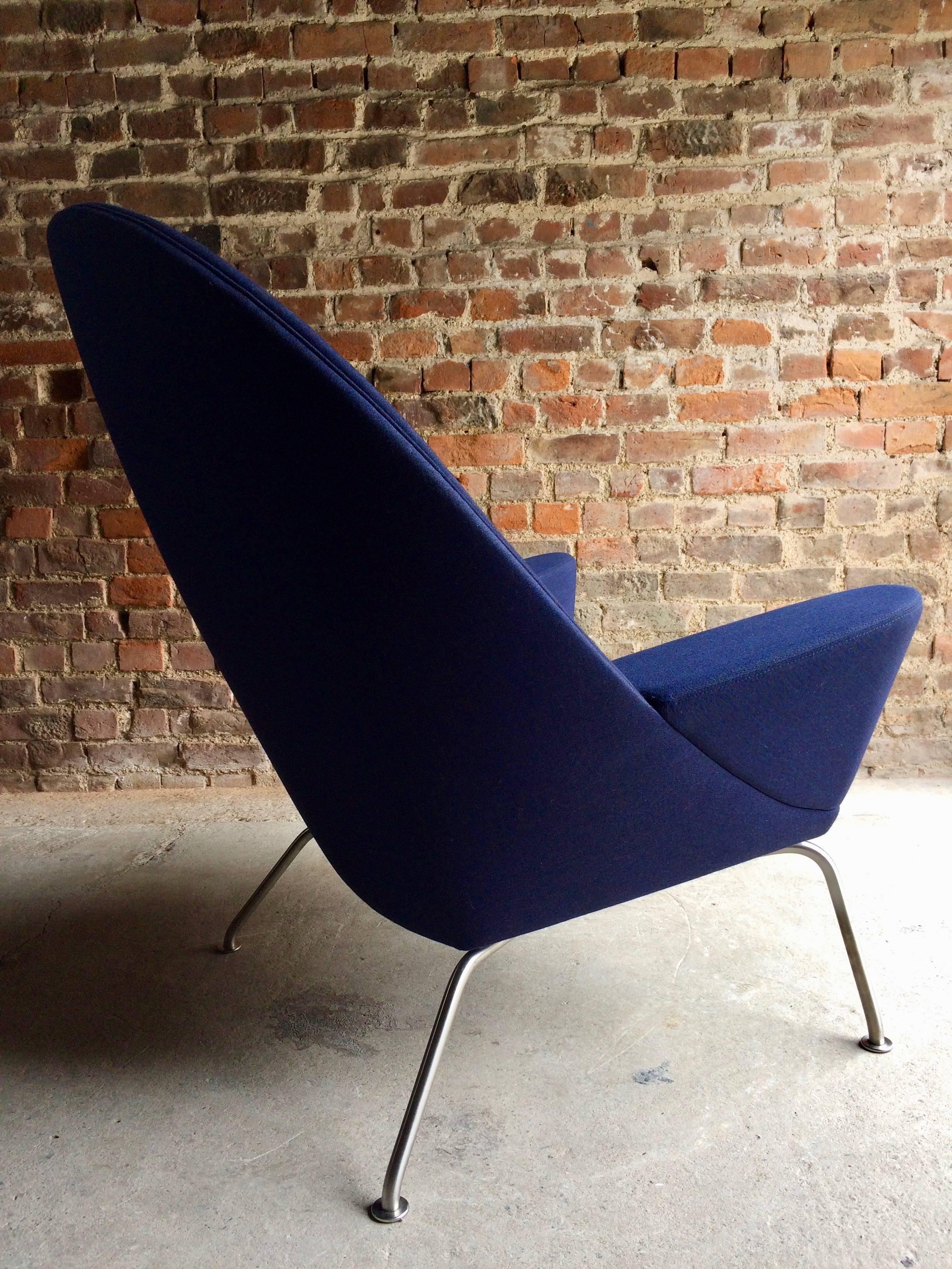 Hans Wegner Lounge Chair Model 468 Oculus Manufactured by Carl Hansen Blue No.3 In Good Condition In Longdon, Tewkesbury