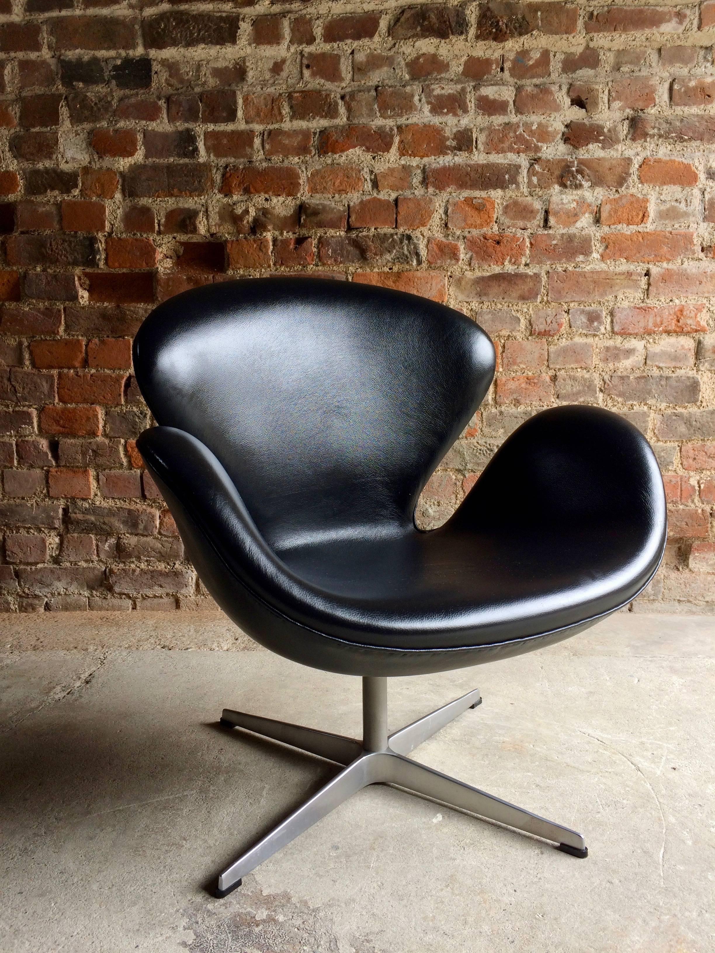 Mid-Century Modern Arne Jacobsen Swan Chair Black Leather for Fritz Hansen, 2002, Danish