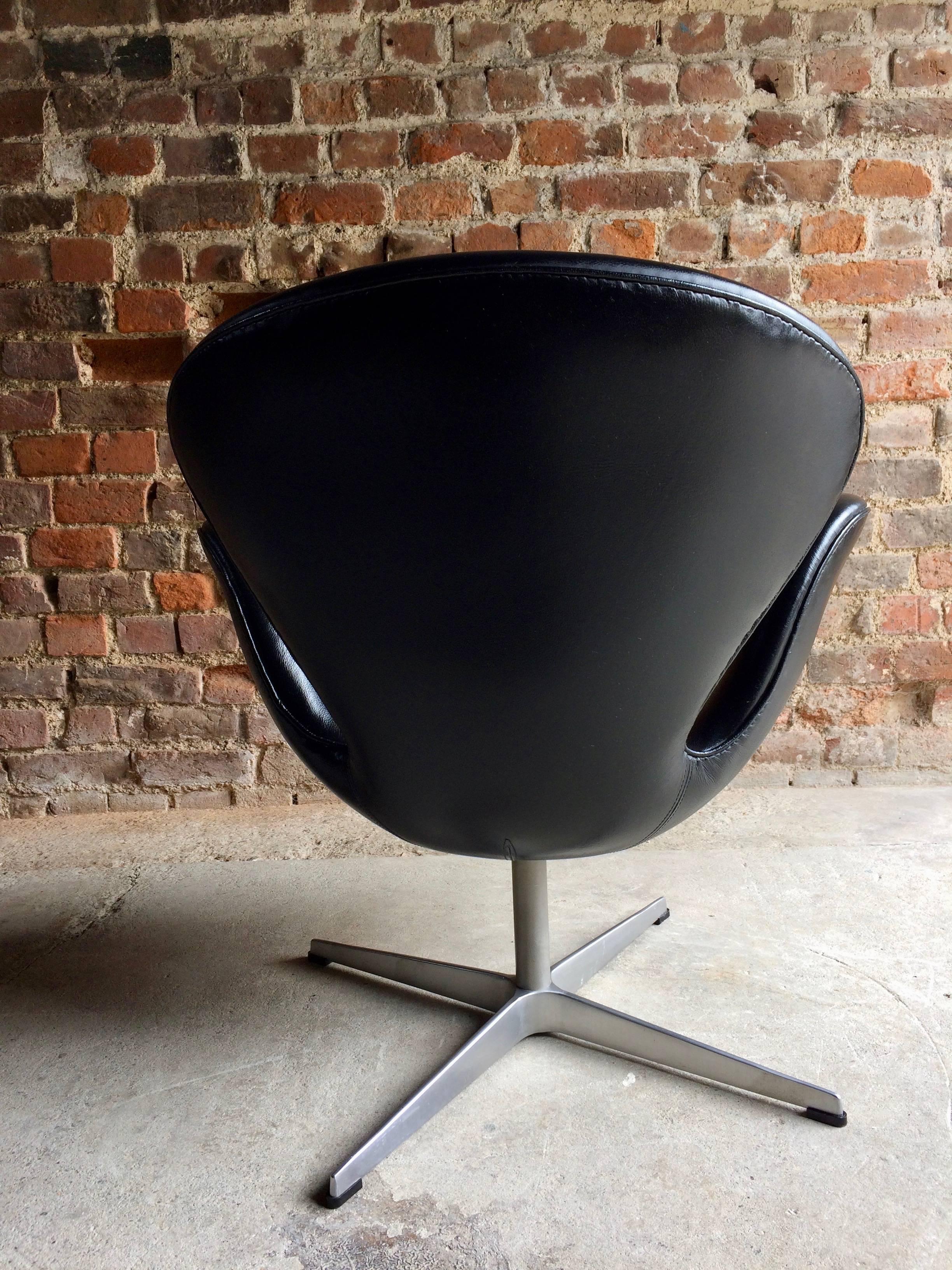 Arne Jacobsen Swan Chair Black Leather for Fritz Hansen, 2002, Danish In Excellent Condition In Longdon, Tewkesbury