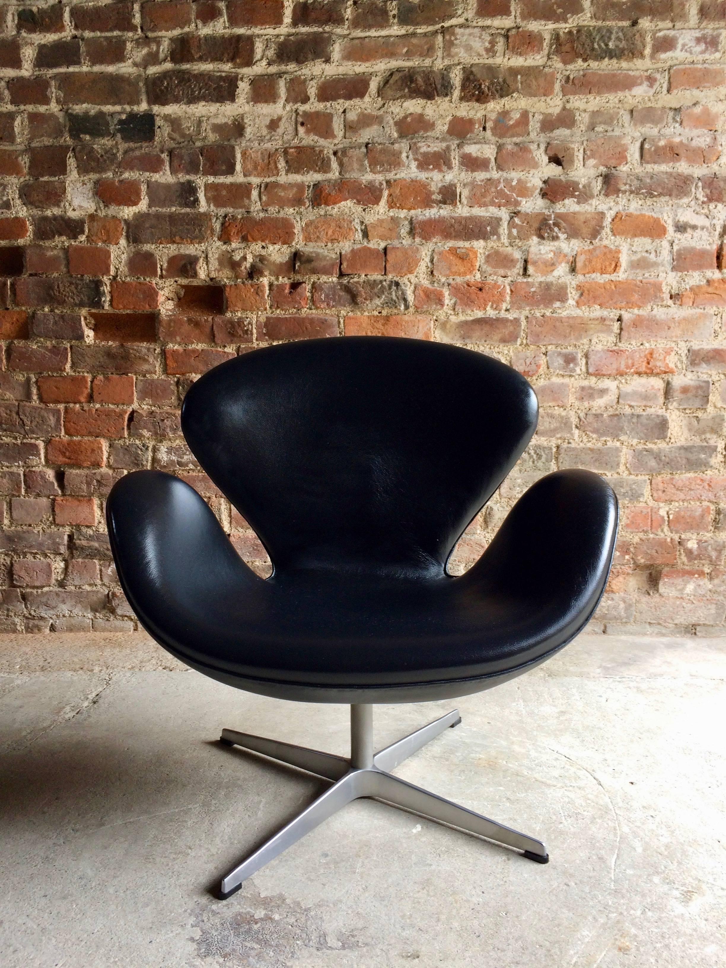 Contemporary Arne Jacobsen Swan Chair Black Leather for Fritz Hansen, 2002, Danish