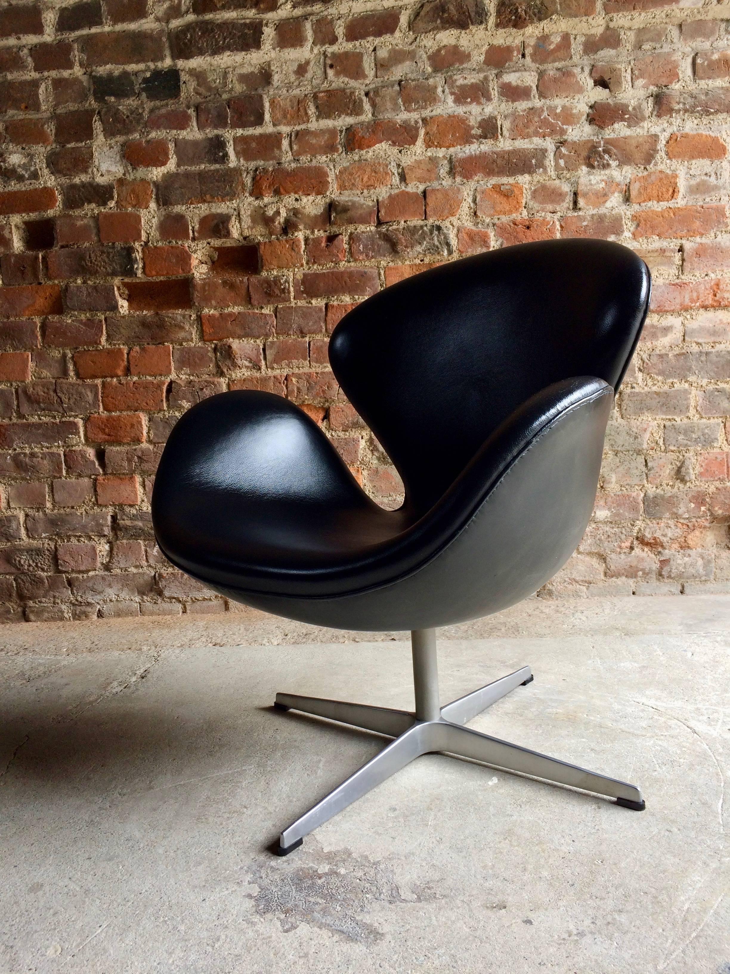 Arne Jacobsen Swan Chair Black Leather for Fritz Hansen, 2002, Danish 1