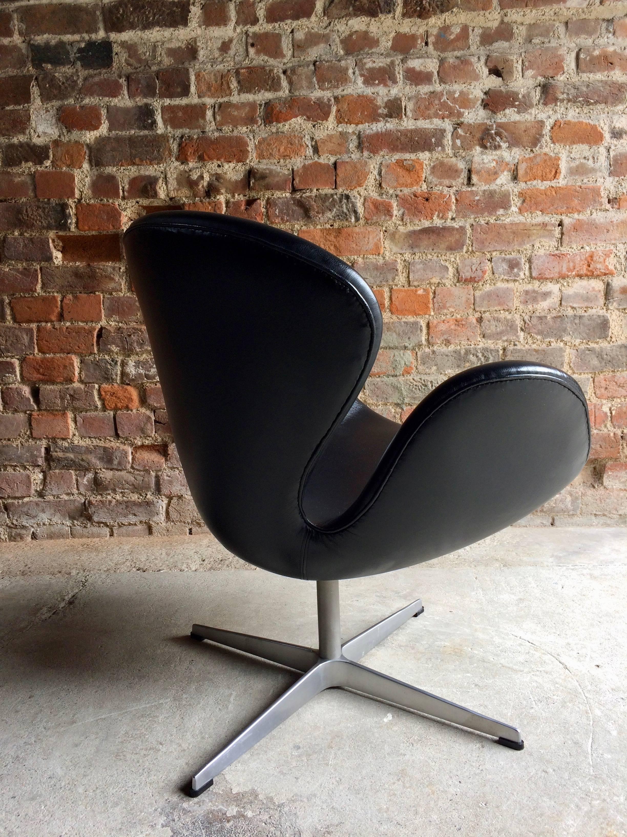 Arne Jacobsen Swan Chair Black Leather for Fritz Hansen, 2002, Danish 2