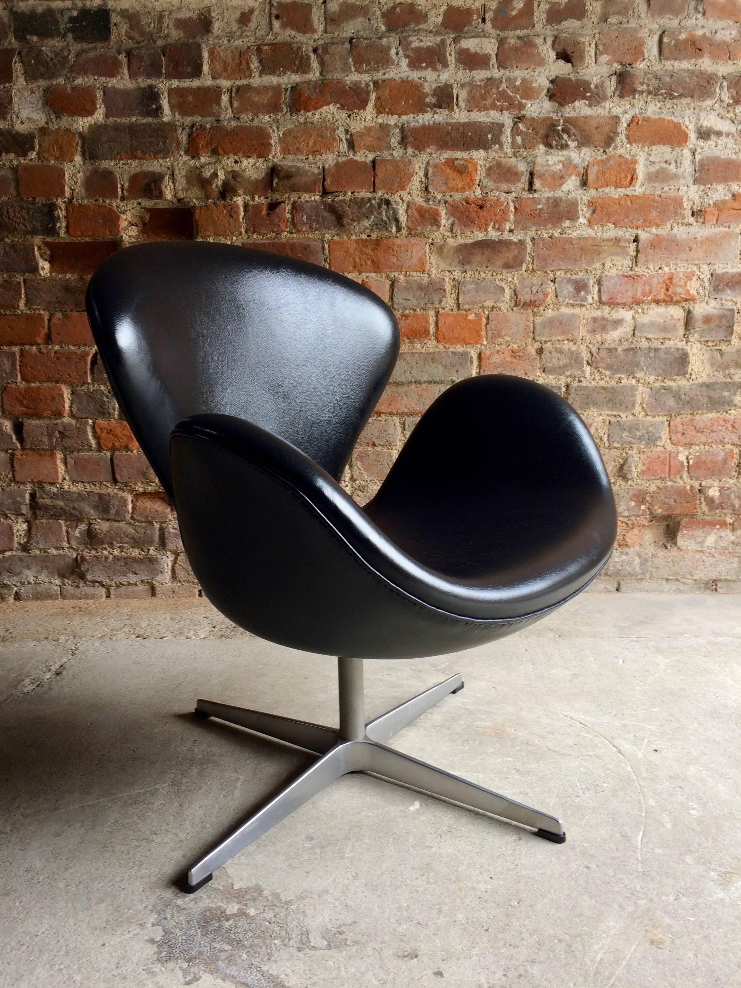 Arne Jacobsen Swan Chair Black Leather for Fritz Hansen, 2002, Danish 3