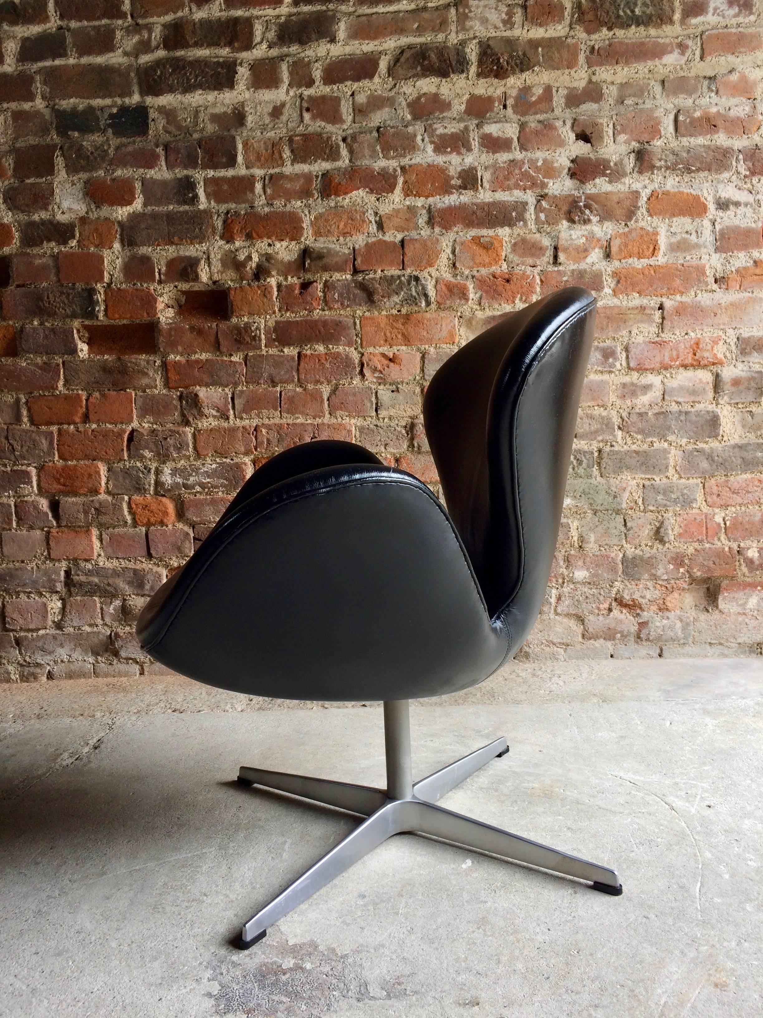 Arne Jacobsen Swan Chair Black Leather for Fritz Hansen, 2002, Danish 4