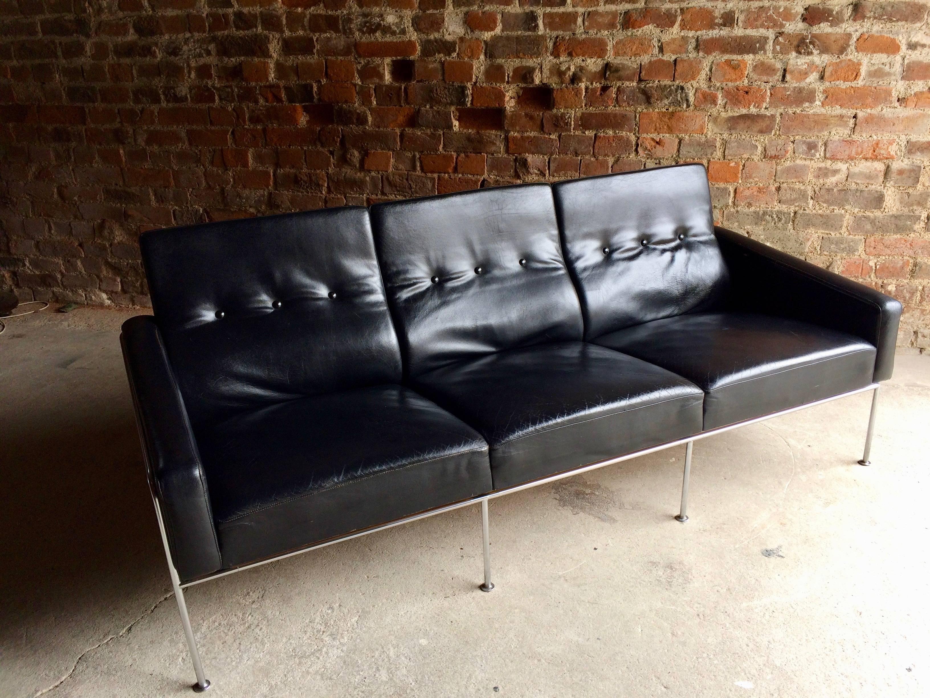 Arne Jacobsen Model 3300 Three-Seat Black Leather Sofa by Fritz Hansen, 1960s In Excellent Condition In Longdon, Tewkesbury