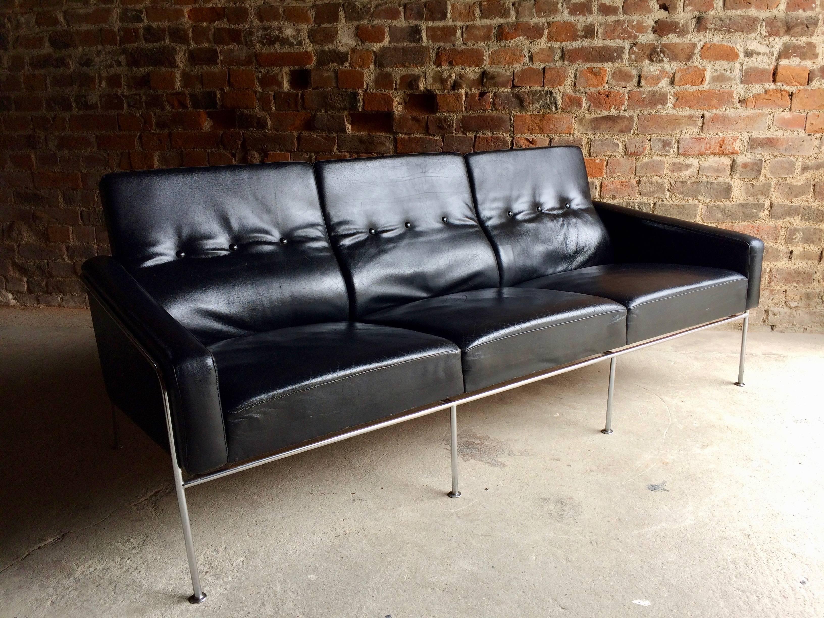 Mid-20th Century Arne Jacobsen Model 3300 Three-Seat Black Leather Sofa by Fritz Hansen, 1960s