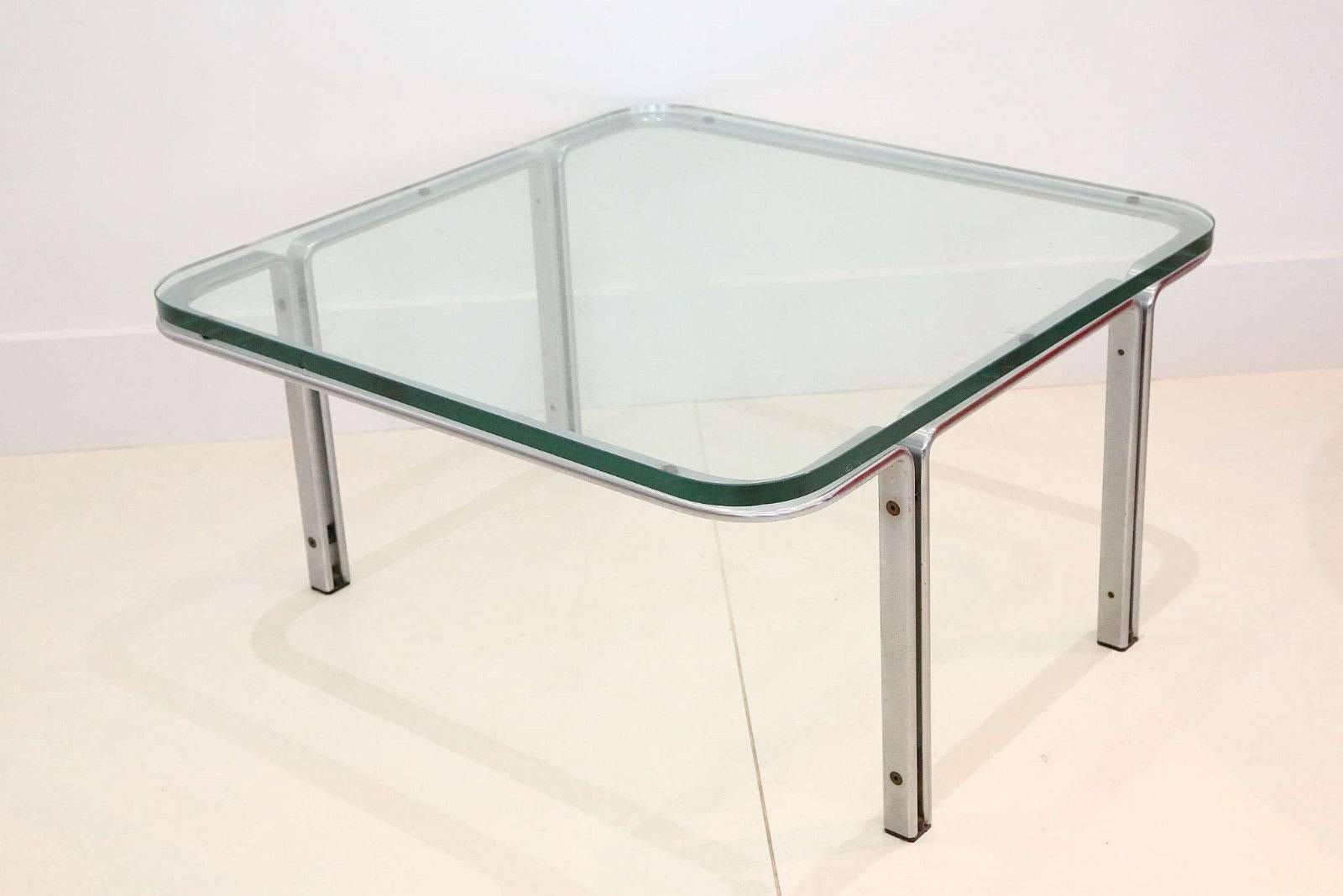 Mid-Century model T111 coffee table by Horst Bruning for Kill International

A 1960s German model T111 square steel and glass coffee table designed by Horst Bruning, with glass top, on flat steel base.

Horst Bruning studied architecture and