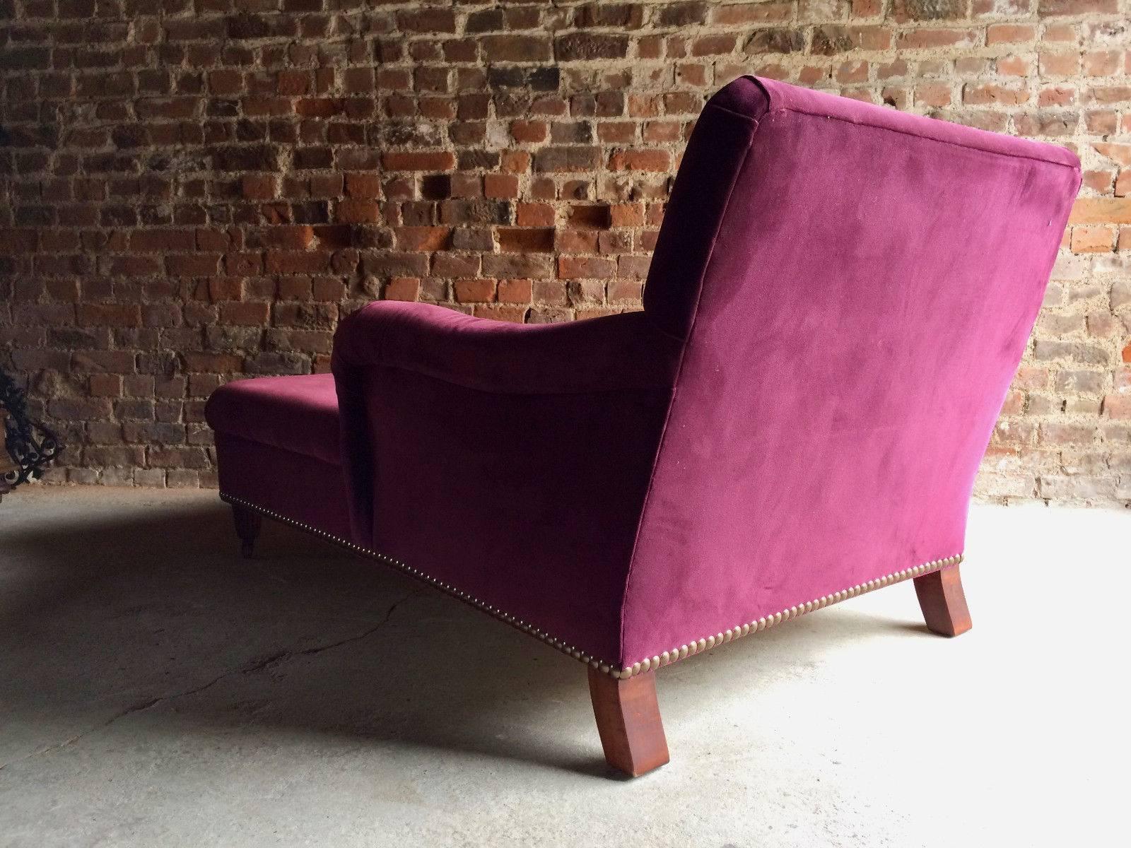 A breathtakingly beautiful Ralph Lauren Bohemian chaise longue 'Loveseat' offered in almost new condition, this chaise is an elegant piece of furniture that sits in-between a couch and a chair and is upholstered in a deep luxurious burgundy velvet