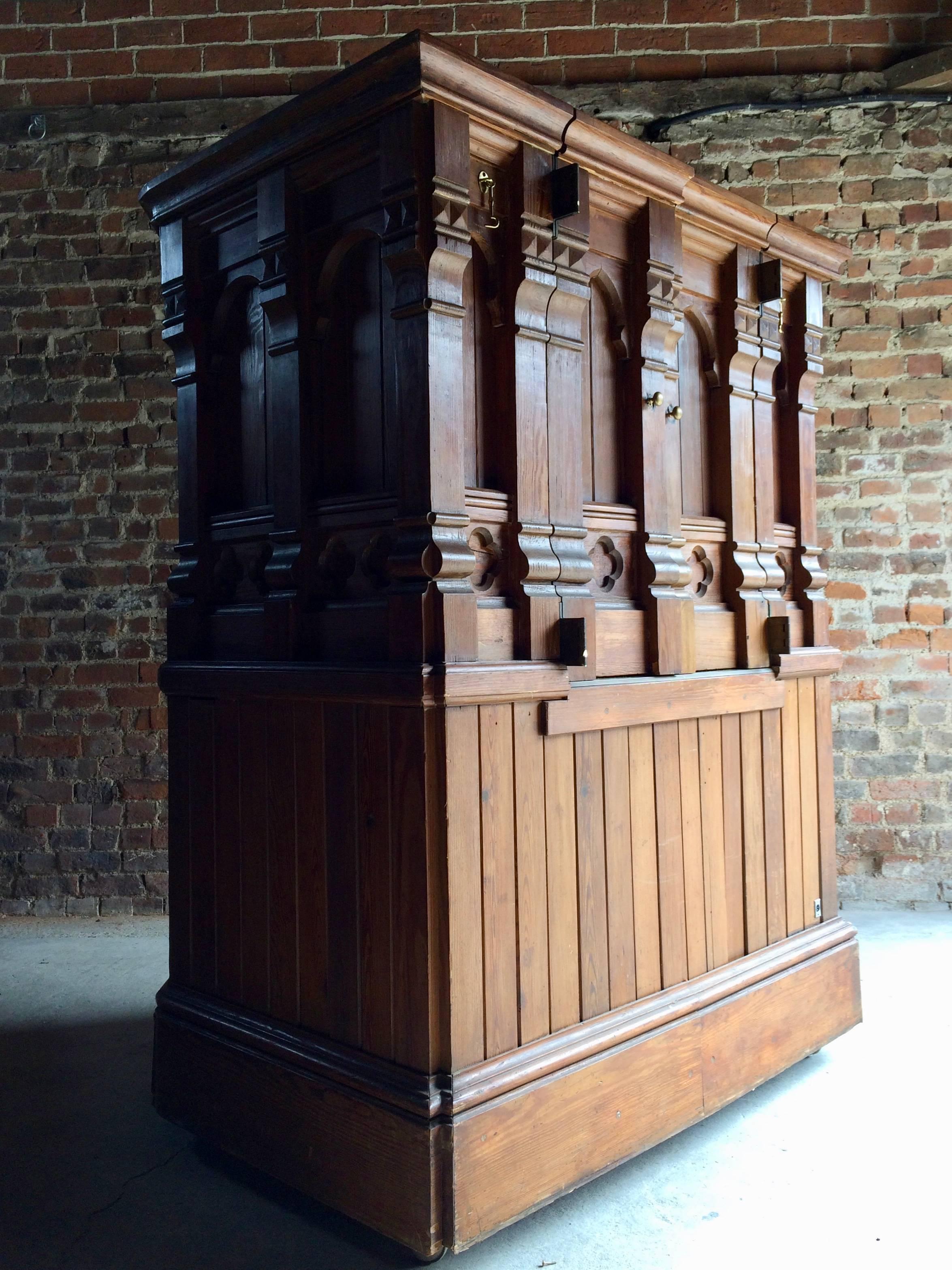 Antique Victorian Church Pulpit and Stairs Pitch Pine Gothic DJ Booth In Excellent Condition In Longdon, Tewkesbury