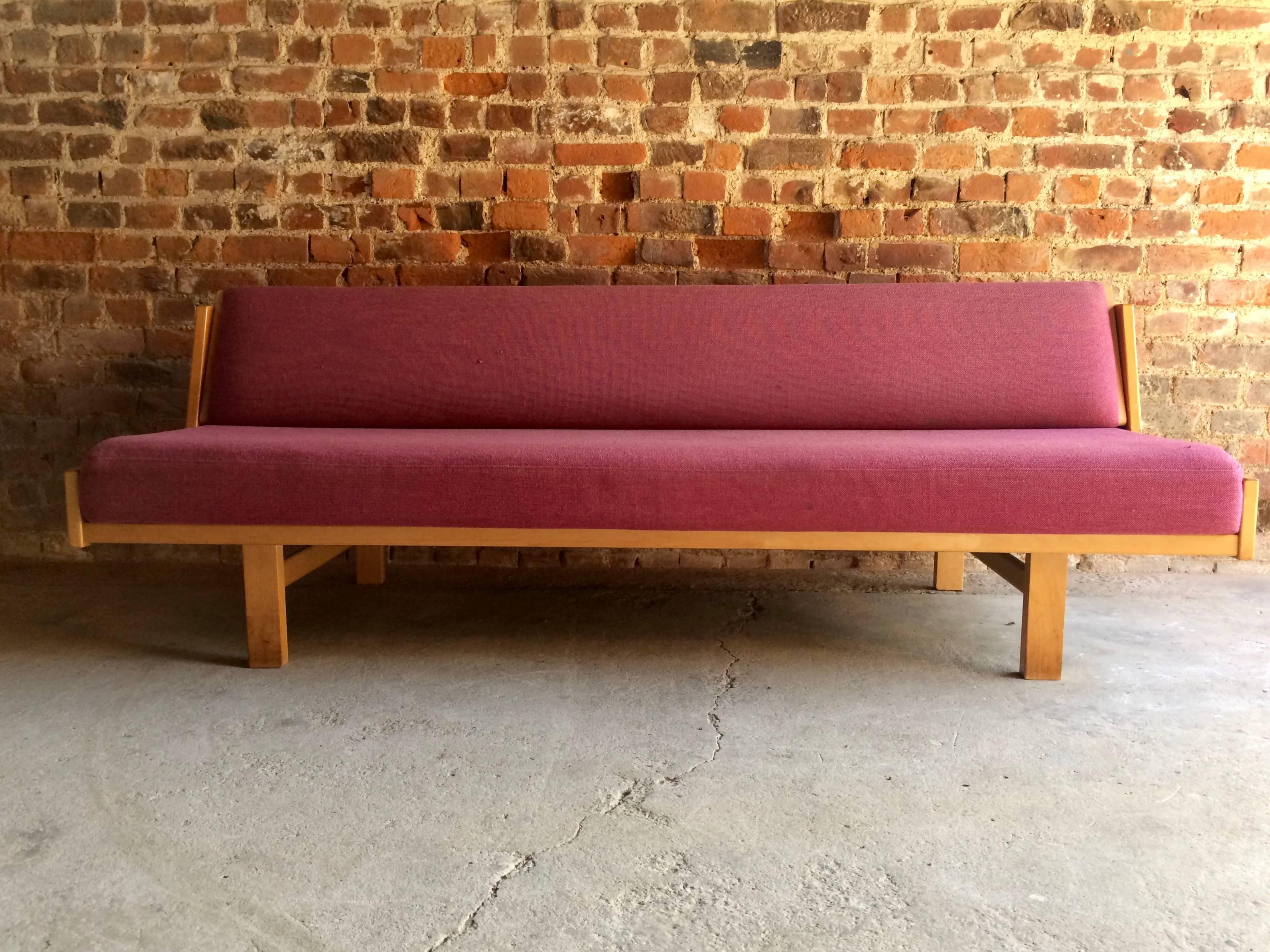 Hans J. Wegner Daybed Sofa for GETAMA, Denmark, Mid-Century Vintage In Good Condition In Longdon, Tewkesbury
