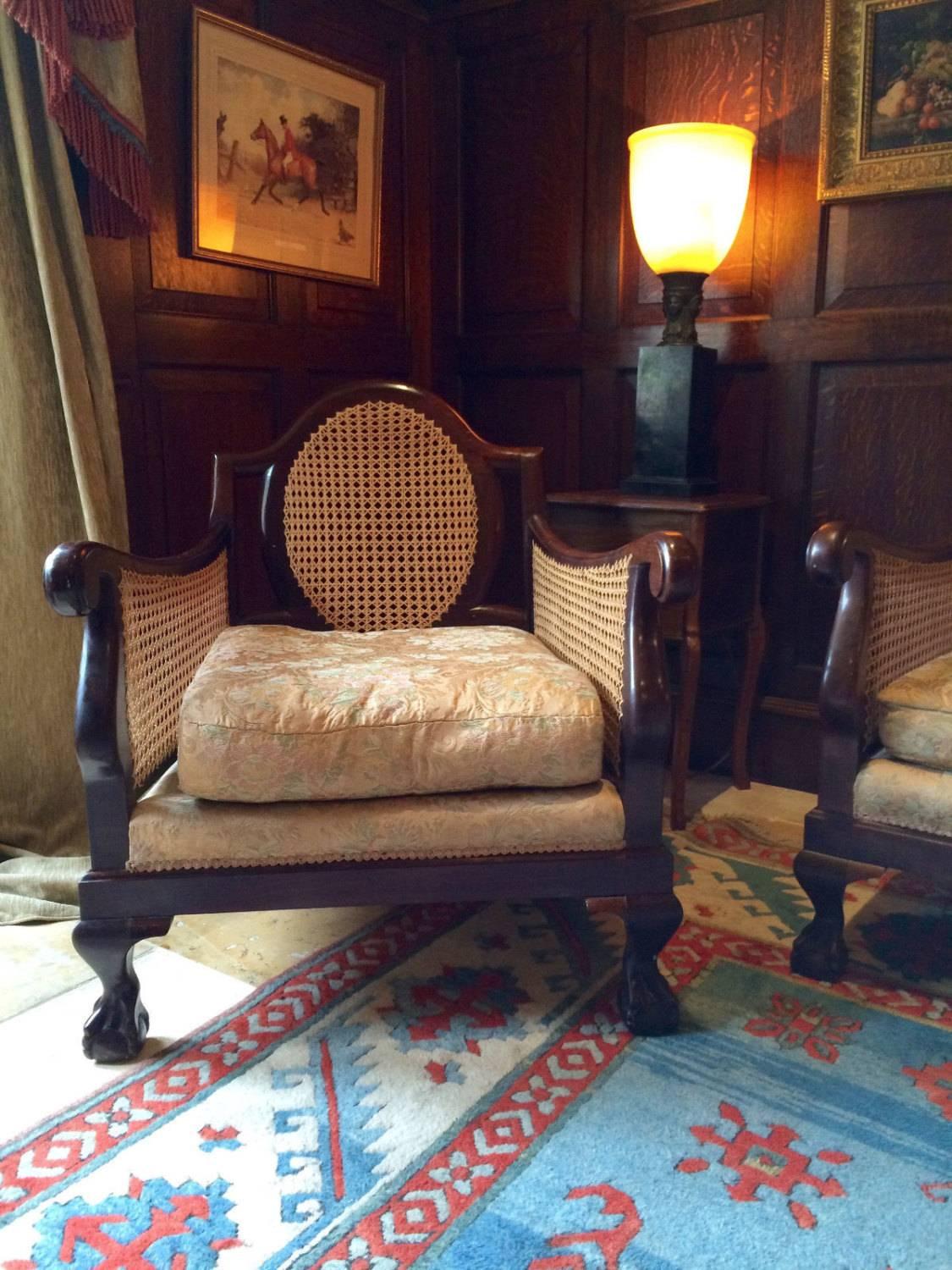 A stunning antique Edwardian bergere suite compromising a three-seat settee and two
matching armchairs, all offered in great condition with no weakness to the joints or tears to the fabric, looks amazing.