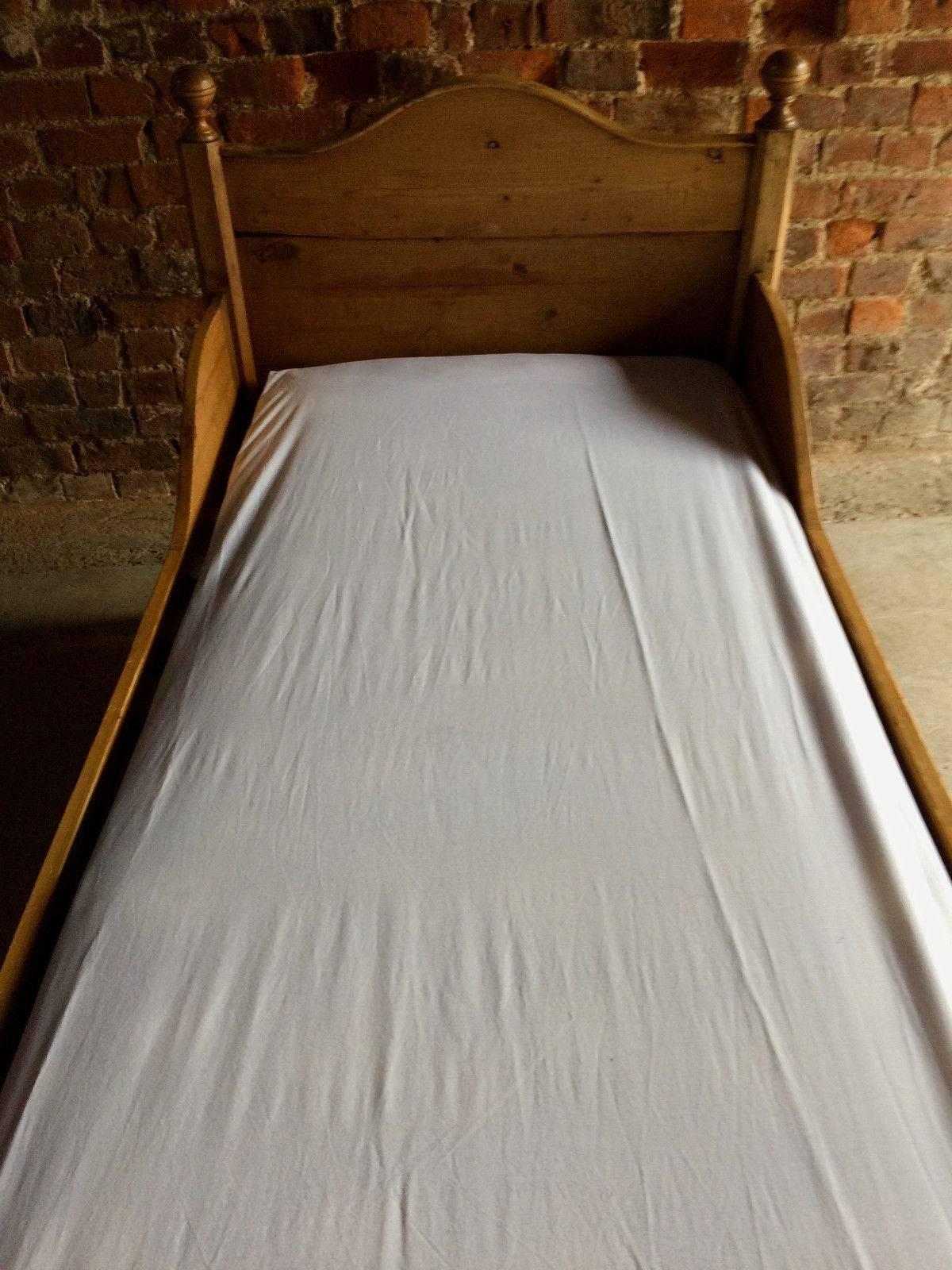 Magnificent Antique Solid Pine Daybed Single Bed 19th Century Victorian Mattress In Excellent Condition In Longdon, Tewkesbury