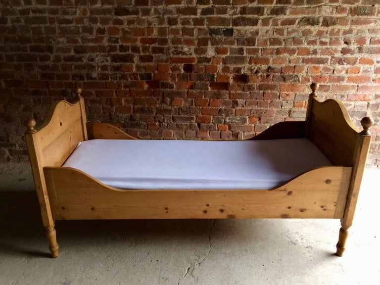 Magnificent Antique Solid Pine Daybed Single Bed 19th Century Victorian