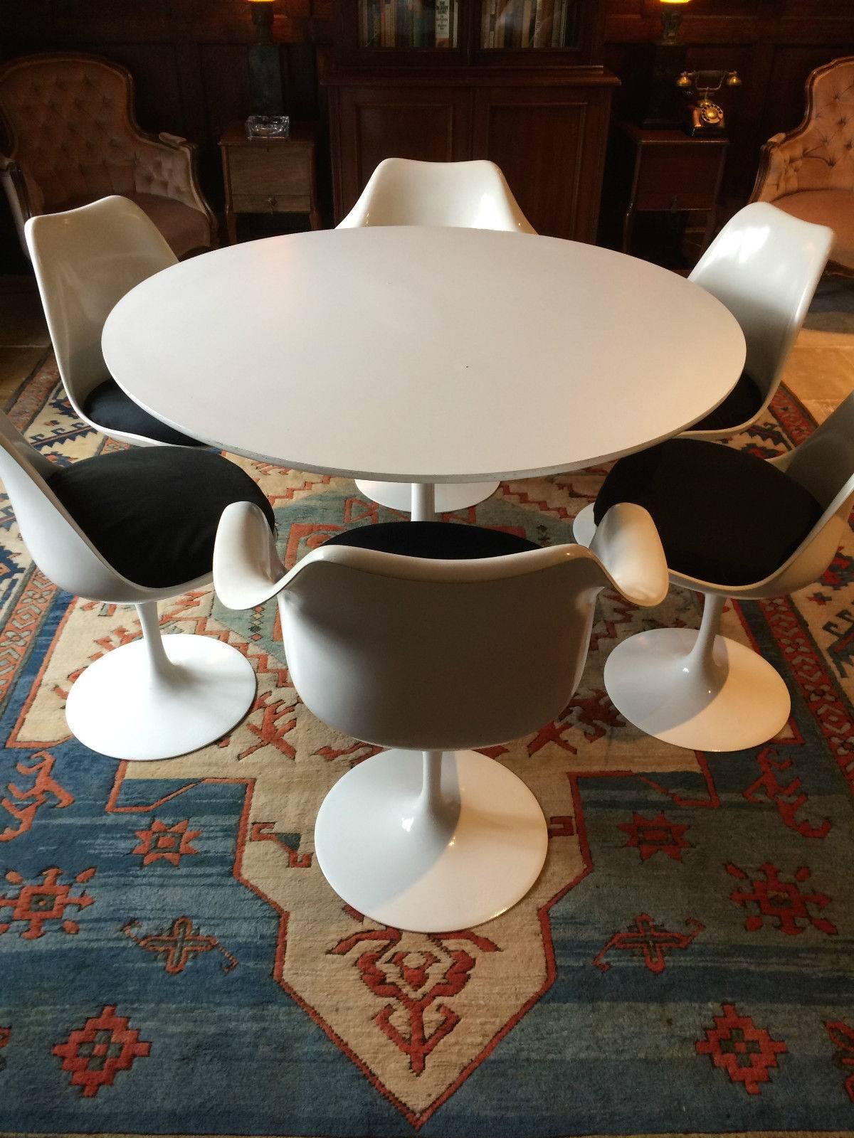 Mid-Century Modern Eero Saarinen Oval Tulip Dining Table and Six Dining Chairs, Vintage Retro