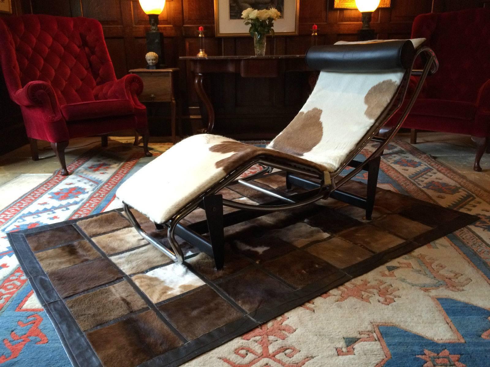 Fabulous Le Corbusier LC4 Style Chaise Longue Leather Cow Hide Matching Rug In Excellent Condition In Longdon, Tewkesbury