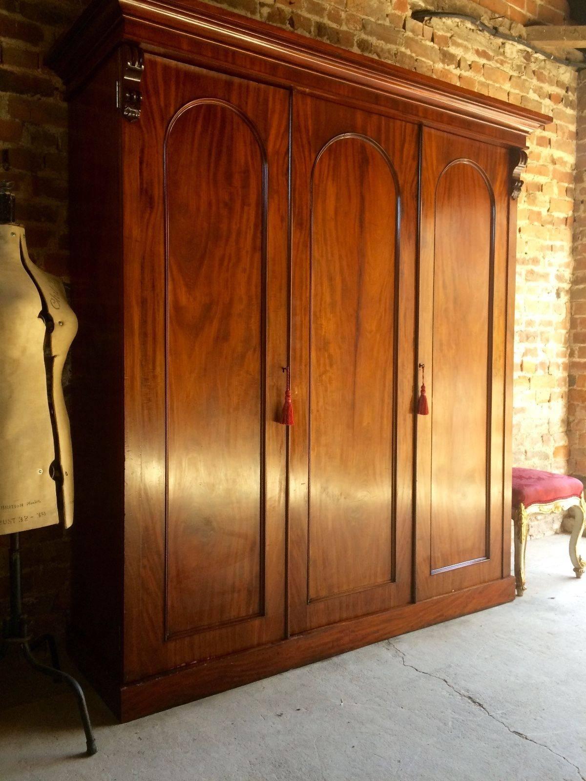 Antique Wardrobe Compactum Armoire Mahogany Victorian, 19th Century Large In Excellent Condition In Longdon, Tewkesbury