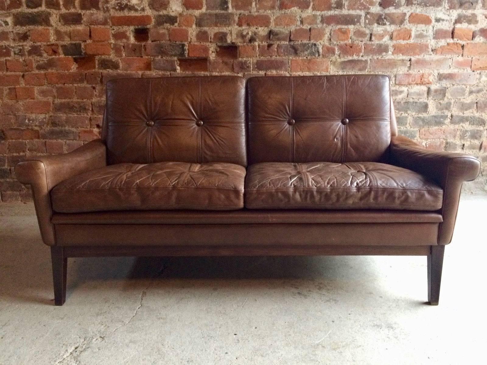 A magnificent stylish midcentury Danish brown leather two-seat settee, by Skipper Møbler, circa 1970s, upholstered in soft chocolate brown leather raised on teak tapering legs.
    