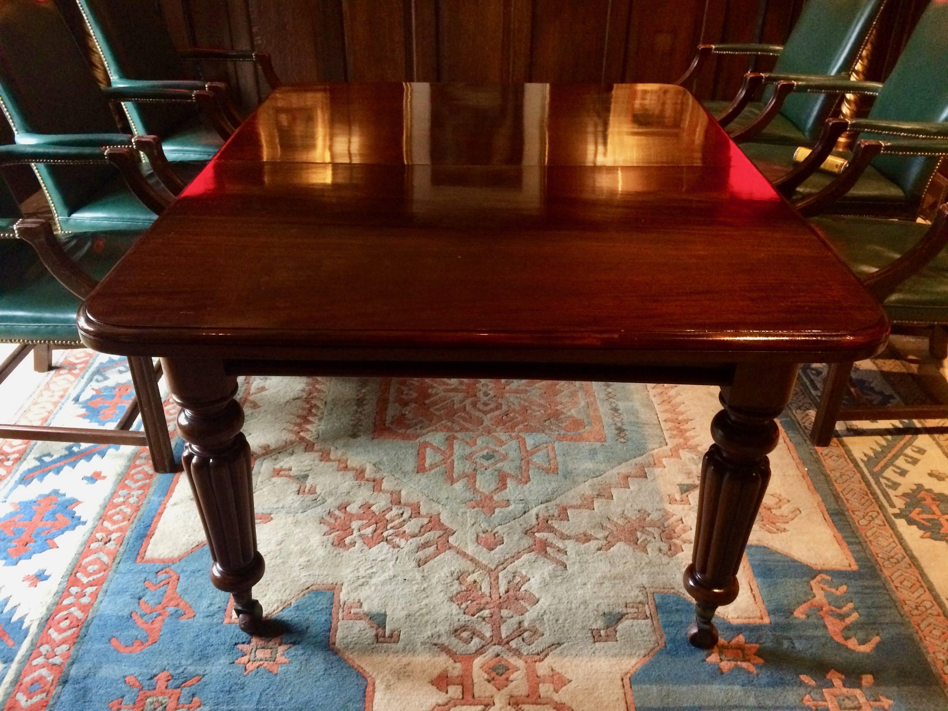 Dining Table Ten Leather Dining Chairs Mahogany Extending Victorian, 1850 In Excellent Condition In Longdon, Tewkesbury