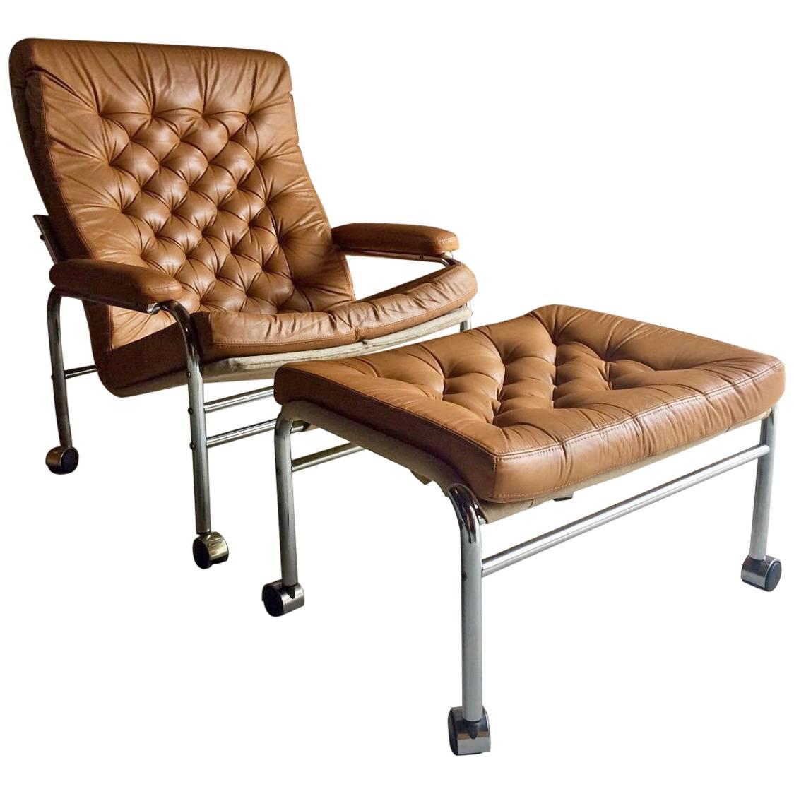 Un beau fauteuil de salon original des années 1970 Noboru Nakamura Bore en cuir à boutons avec un pouf assorti en cuir de couleur camel:: le fauteuil et le pouf avec un cadre tubulaire en chrome clair:: tous deux avec des coussins en cuir amovibles