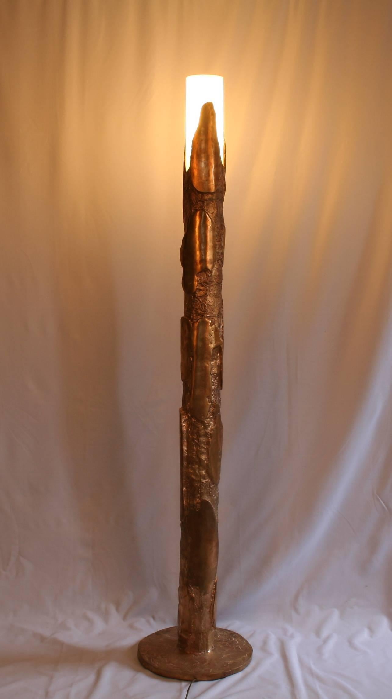 Original floor lamp model Tubb. Bronze cast in sand, top in alabaster. Measures: Diameter of base: 40 cm - diameter of tube: 14 cm - height: 186 cm. Limited edition.