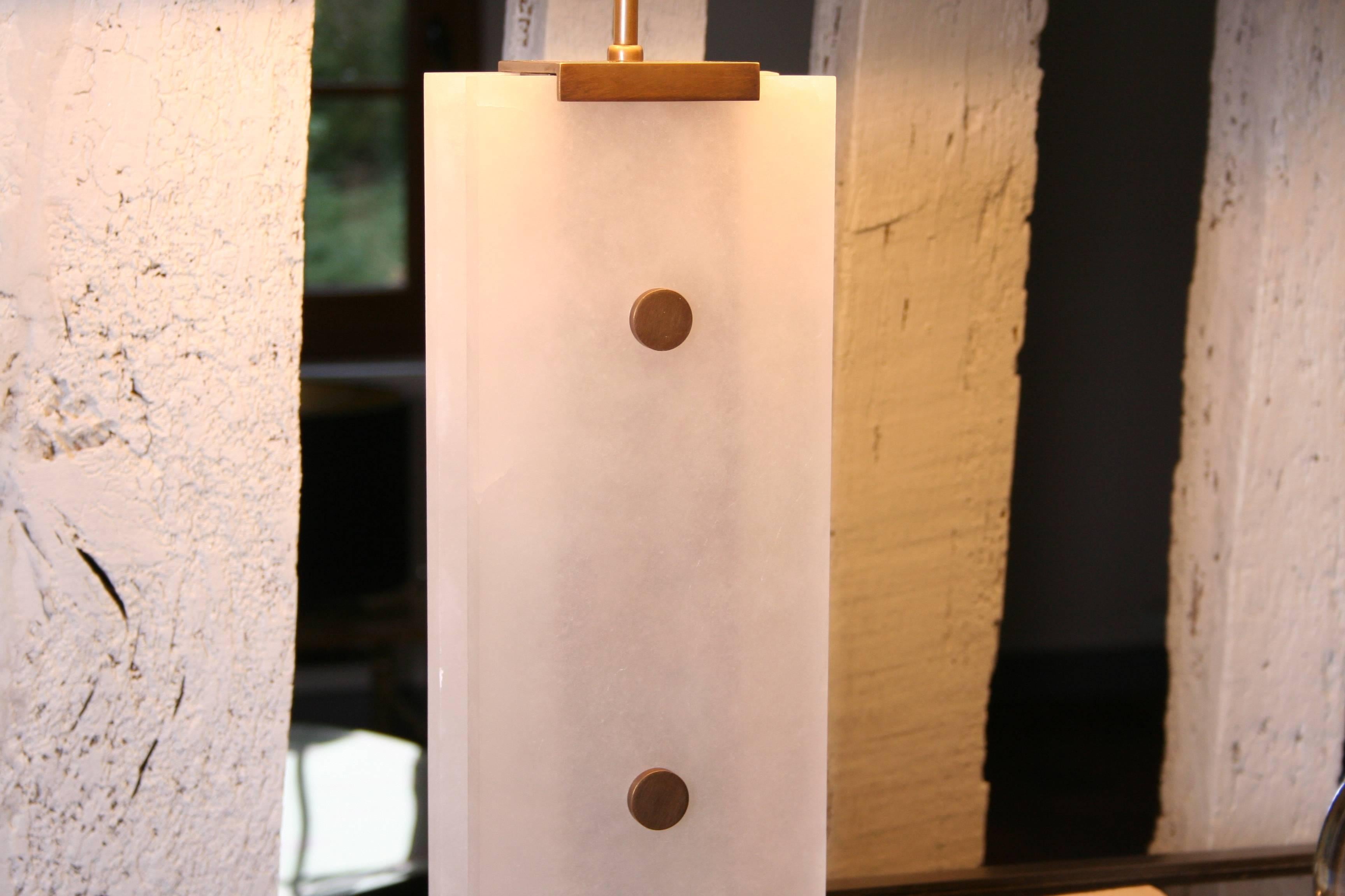 Table Lamp in Alabaster and Patinated Brass by Arriau, Mineralium In Excellent Condition For Sale In Cuy Saint Fiacre, FR