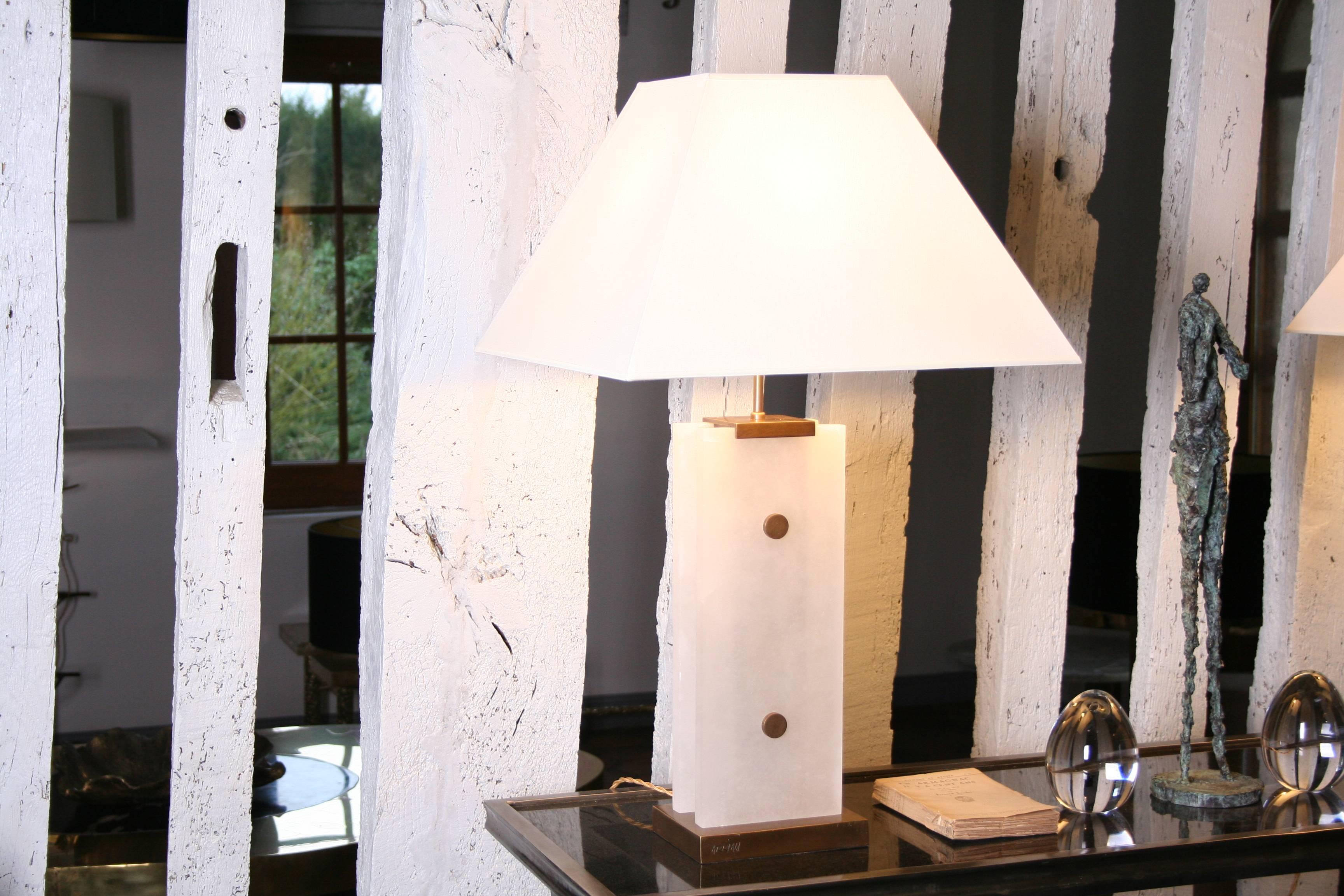 French Table Lamp in Alabaster and Patinated Brass by Arriau, Mineralium For Sale