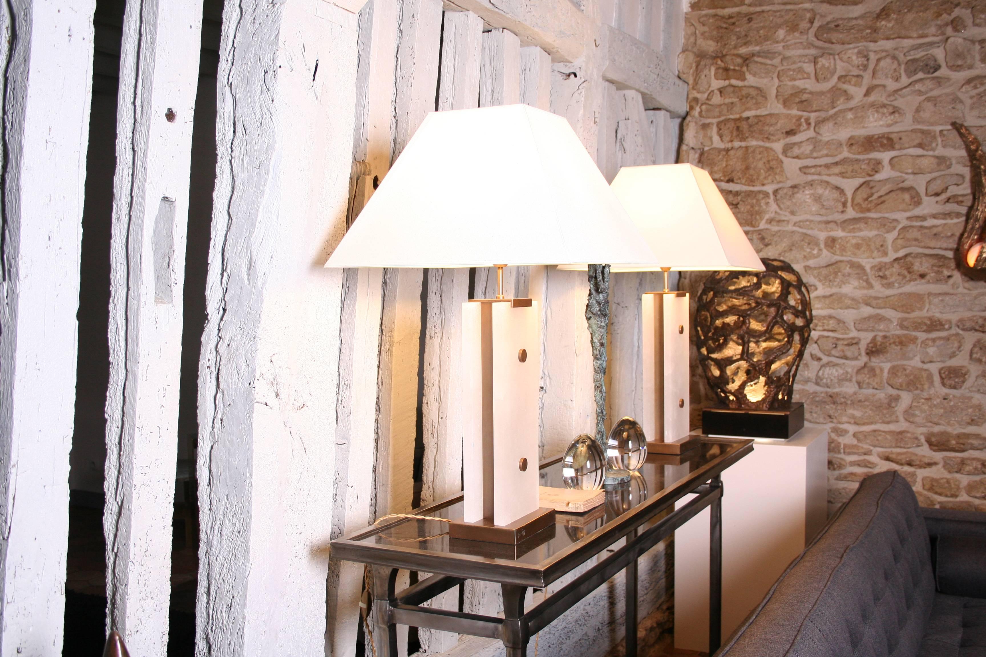 Hand-Crafted Table Lamp in Alabaster and Patinated Brass by Arriau, Mineralium For Sale
