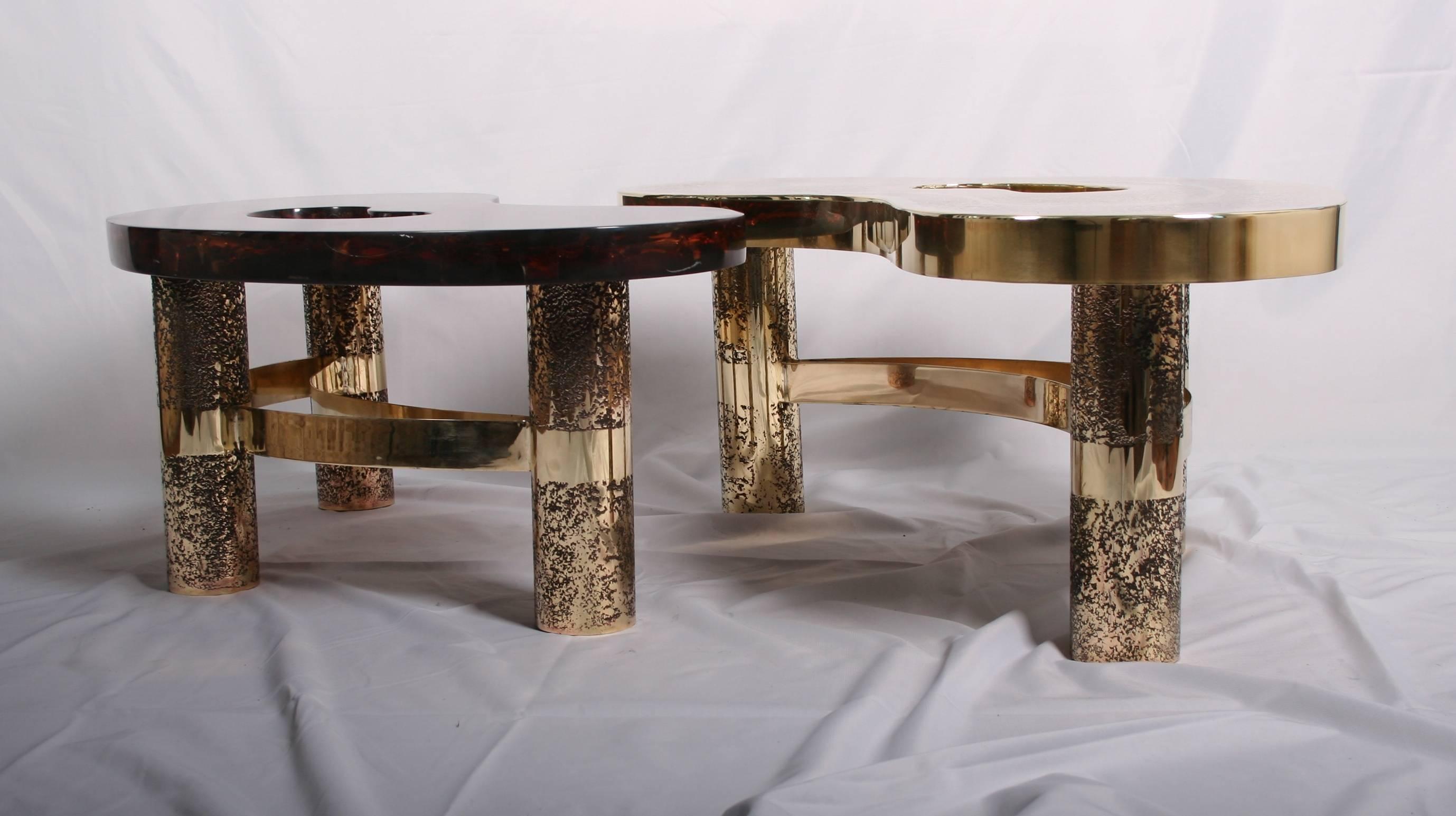 Double coffee table. One top in etched brass, handcrafted (realized with aquaforte) and one top in fractal resin. Model Beann designed by Arriau - legs in etched brass. Total size: 152 x 110 cm. Size of each table: 107 x 53 cm, height: 40 cm.