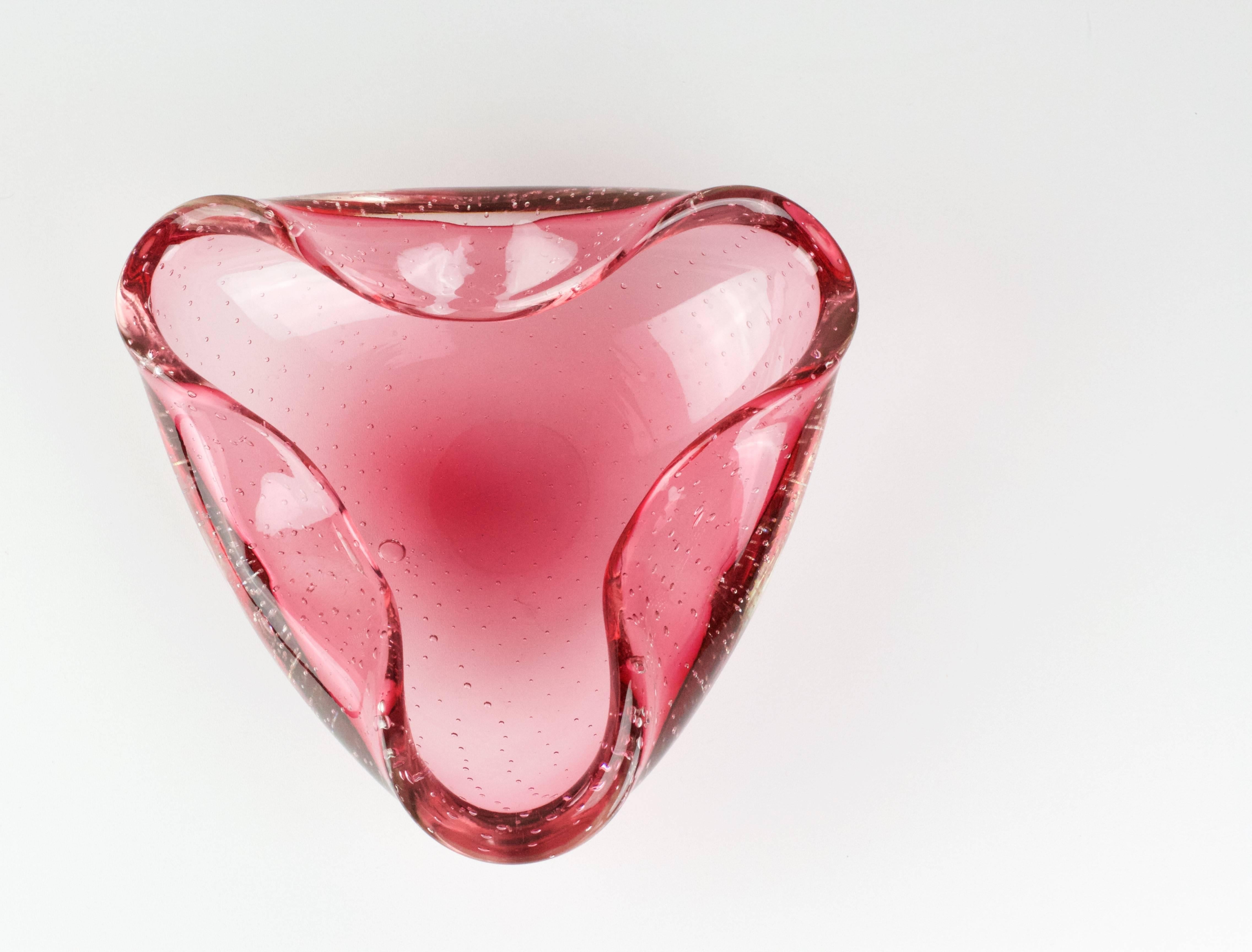 A beautiful large triangular shaped Murano 'Bullicante' glass bowl or ashtray with folded rims. Attributed to Carlo Scarpa for Venini, circa 1950. The color, form and style all point to Carlo Scarpa although this piece does not have the usual acid