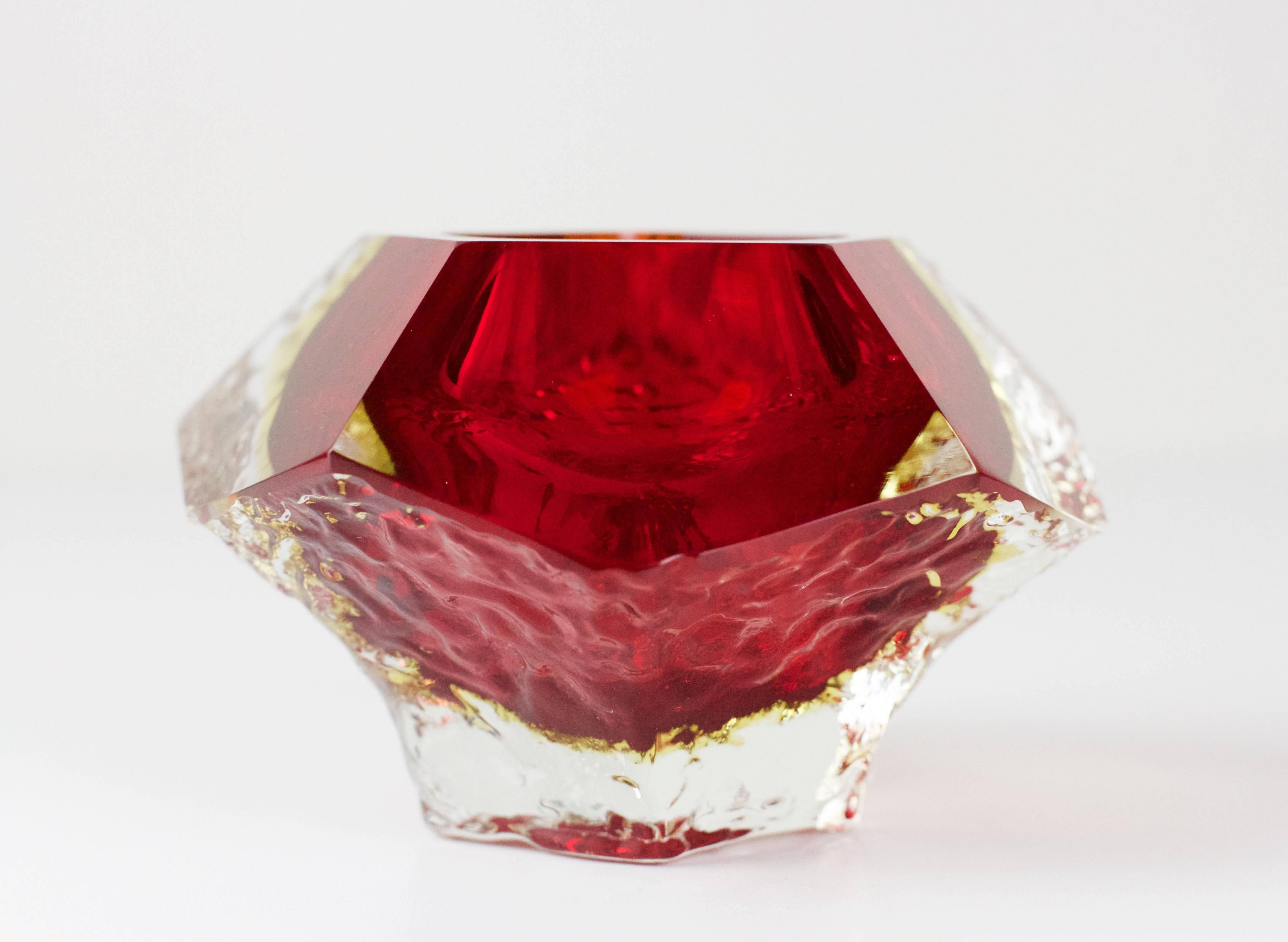 Mid-Century Modern Textured and Faceted Murano 'Sommerso' Small Glass Bowl by Mandruzzato