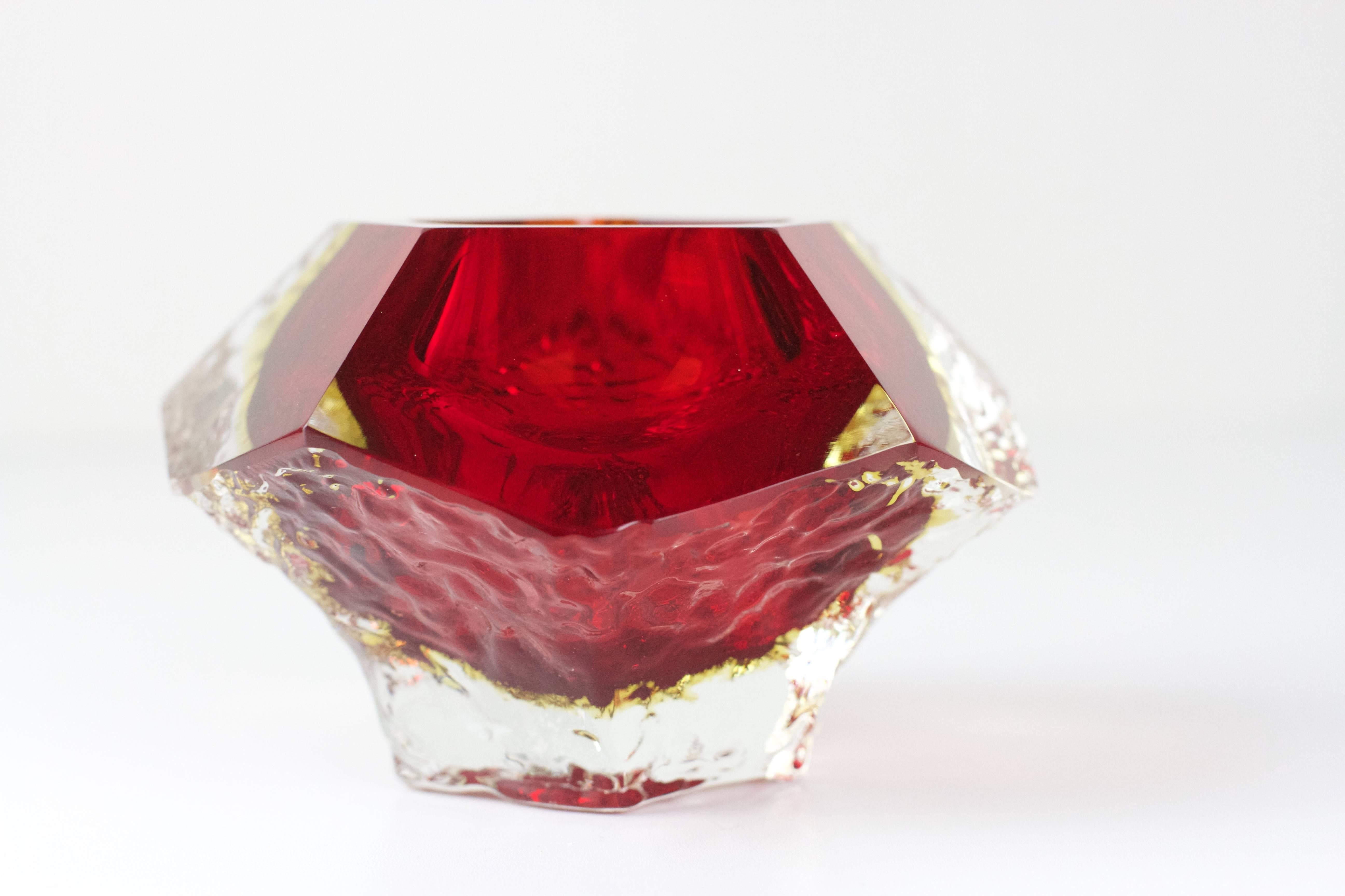 Textured and Faceted Murano 'Sommerso' Small Glass Bowl by Mandruzzato In Excellent Condition In Landau an der Isar, Bayern