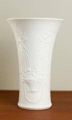 Grand vase contemporain en porcelaine blanche Bisque de Manfred Frey pour Kaiser Germany