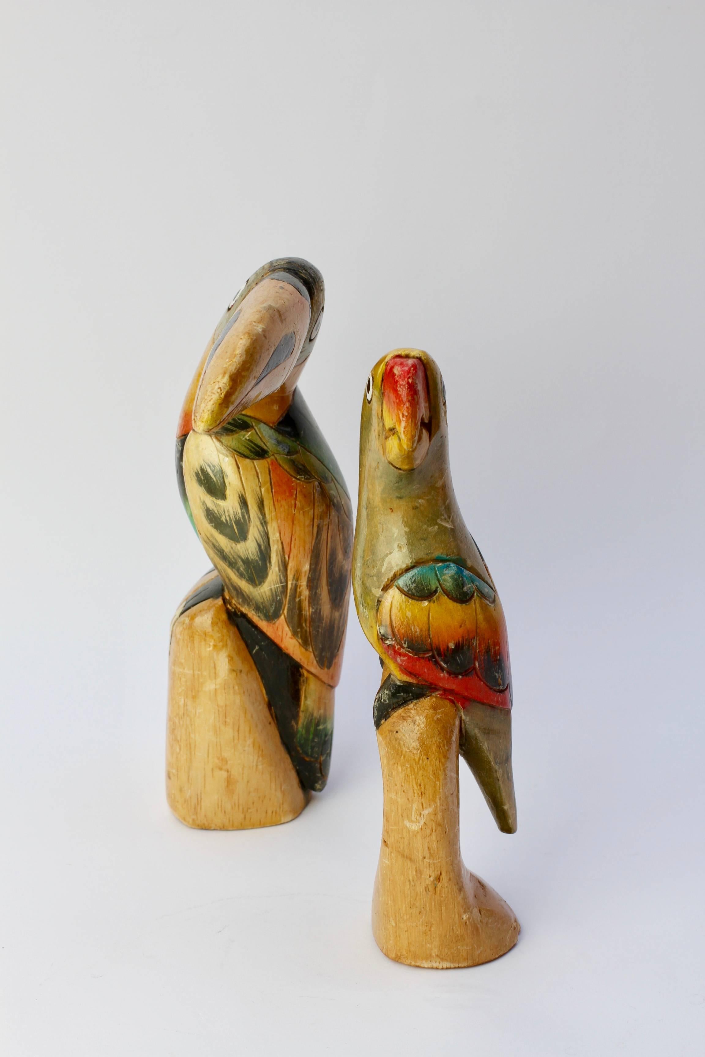 Fun & Whimsical Pair of Hand-Carved Wooden Painted Tropical Birds, circa 1940s In Fair Condition In Landau an der Isar, Bayern