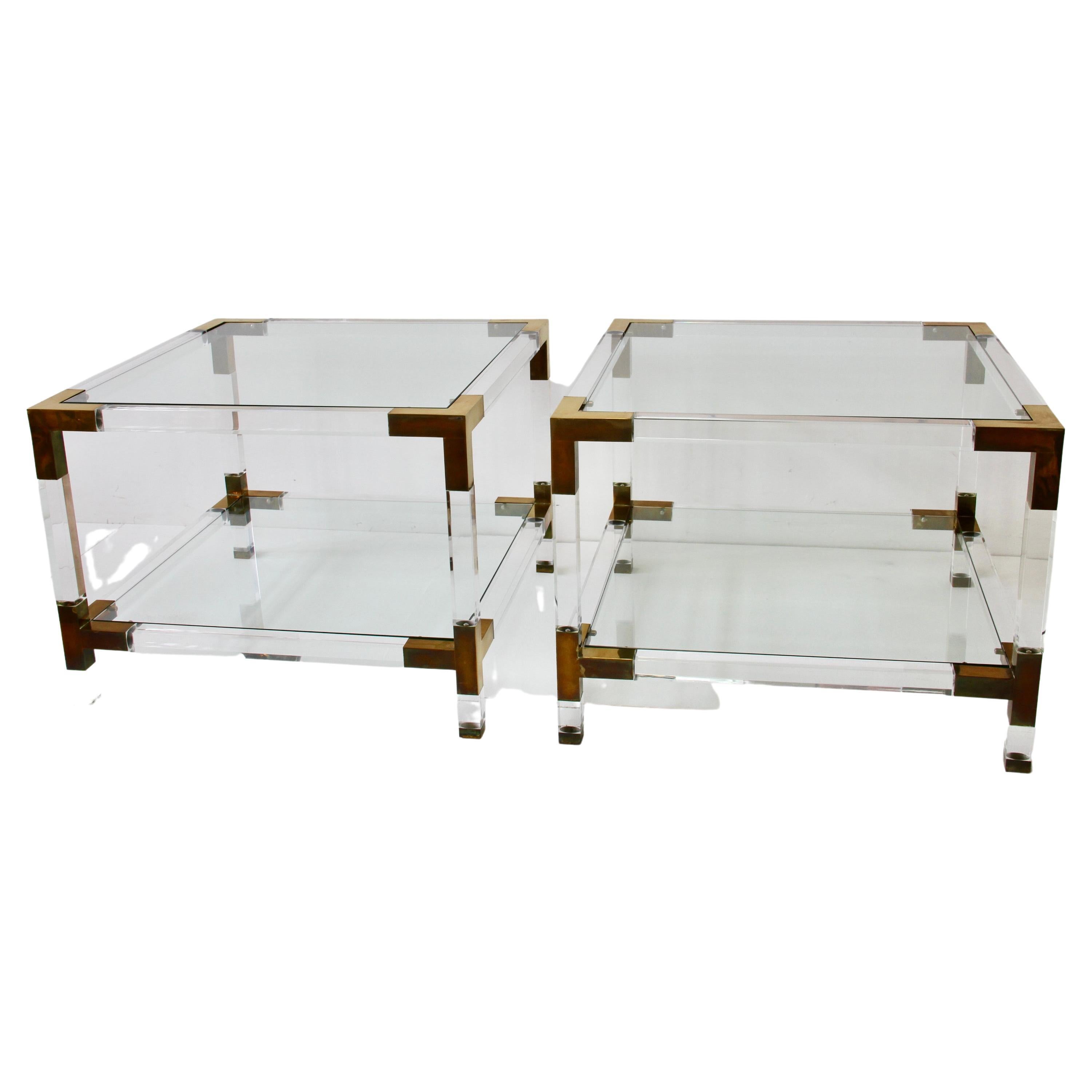 Paire de grandes tables d'appoint carrées à deux niveaux (double étagère) en Lucite / Acrylique avec des plateaux en verre et des coins et garnitures en laiton qui ont maintenant une magnifique patine dorée (peuvent être repolies sur demande).