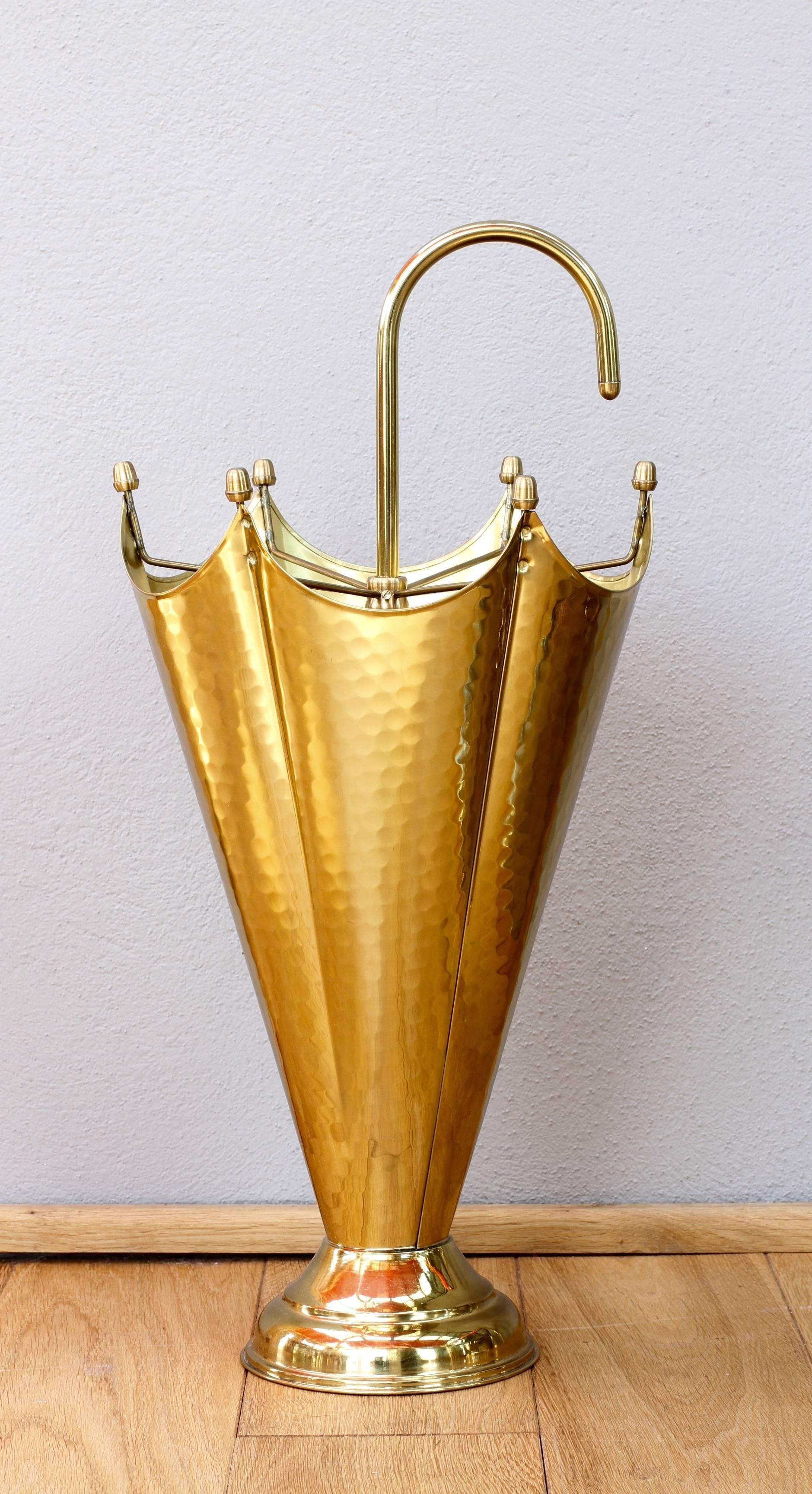 Whimsical 1950s Italian Hammered Brass Umbrella Stand / Holder In Fair Condition In Landau an der Isar, Bayern