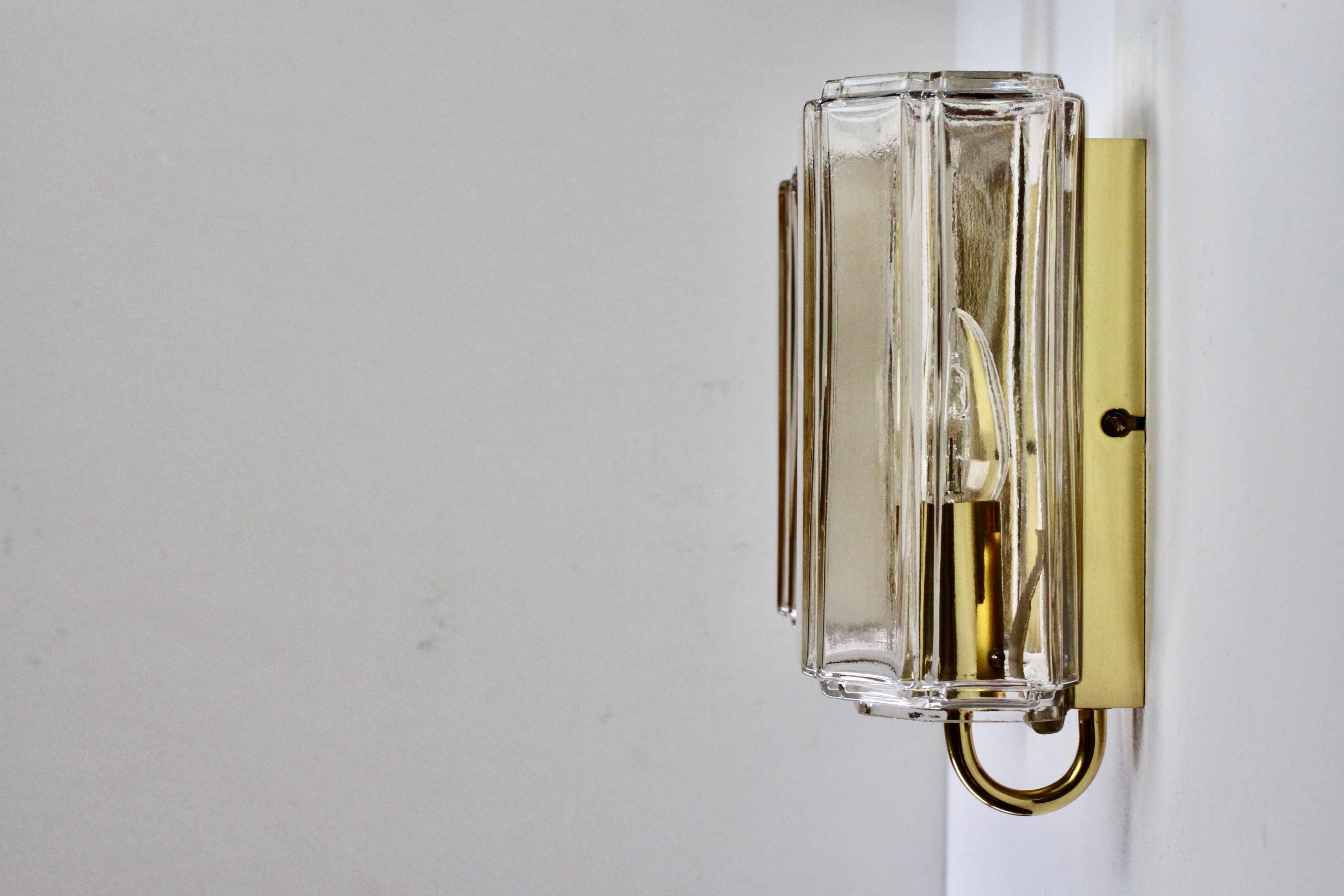 Una delle tre coppie di splendidi apparecchi da parete a presa singola, applique o lampade di Glashütte Limburg, circa 1965-1975. La forma geometrica del vetro soffiato a bocca, trasparente e di colore topazio, si illumina magnificamente e