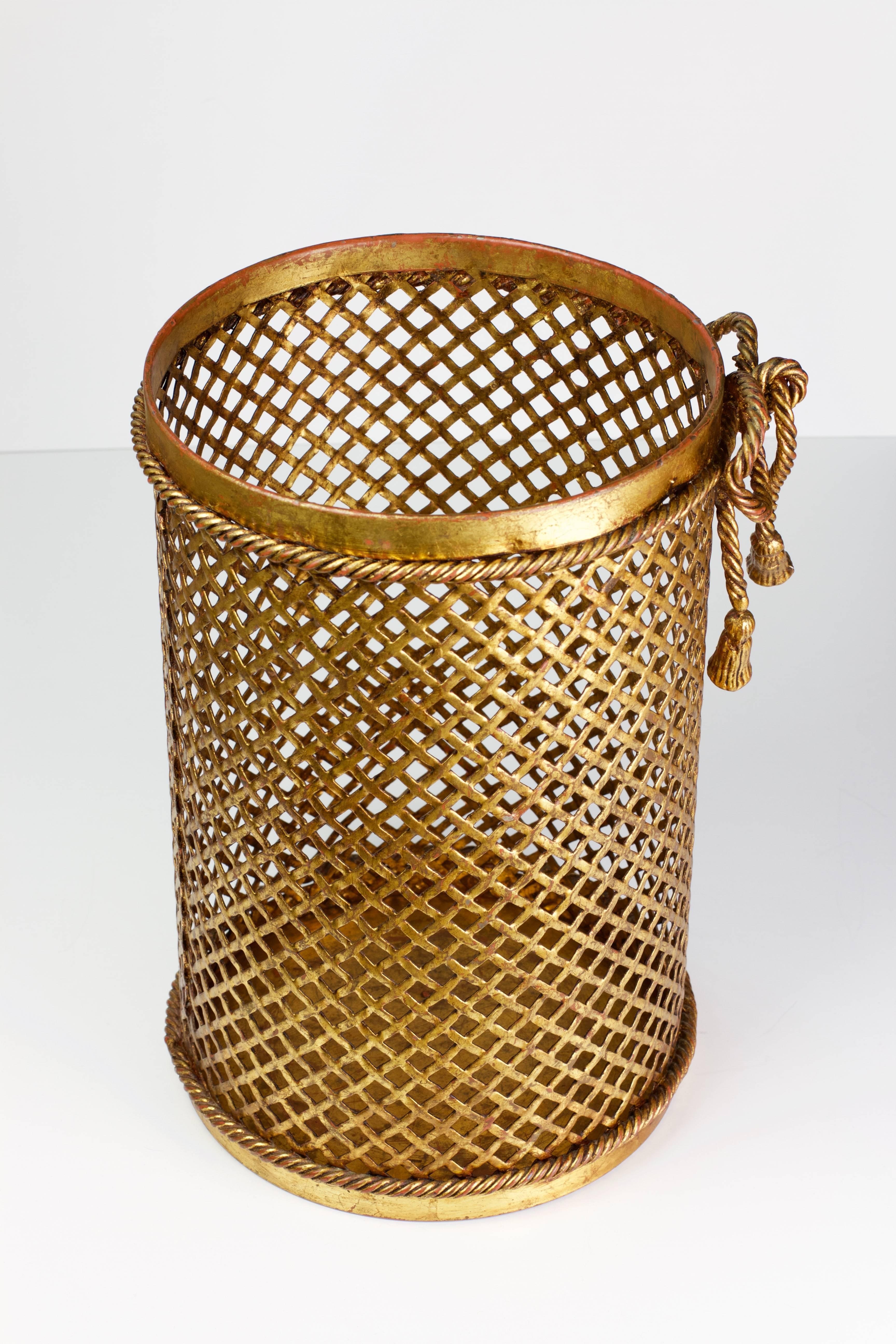 Mid Century 1950s Hollywood Regency Italian Gold Gilded Waste Paper Basket  In Good Condition In Landau an der Isar, Bayern