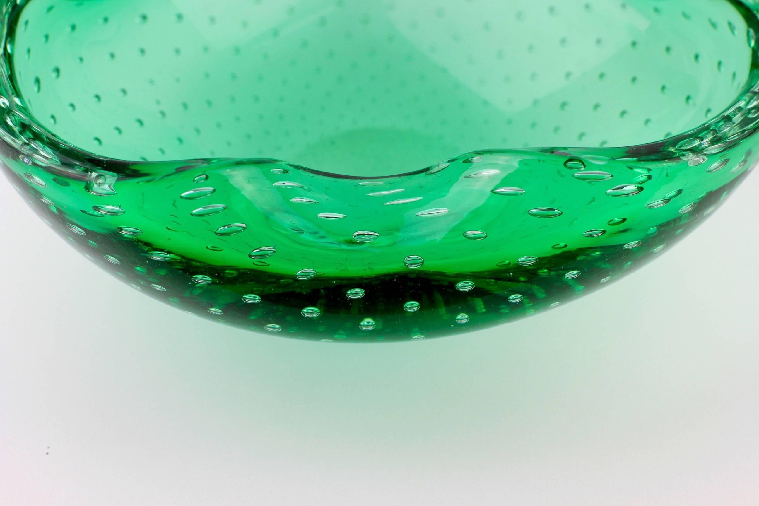 A beautiful large Mid-Century triangular shaped and lipped Murano 'Bullicante' glass bowl or ashtray with folded rims. Attributed to Carlo Scarpa for Venini & Co, circa 1950. The color, form and style all point to Carlo Scarpa although this piece